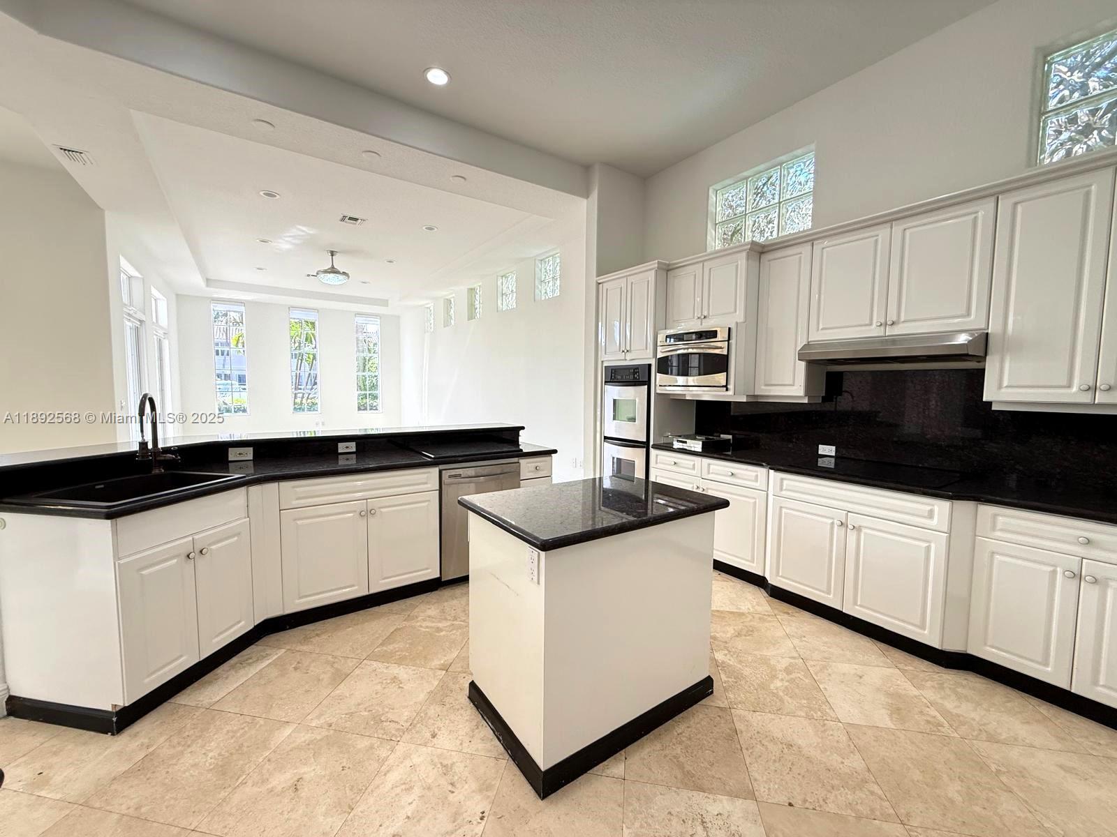 996 Sanibel Dr Hollywood, FL 33019