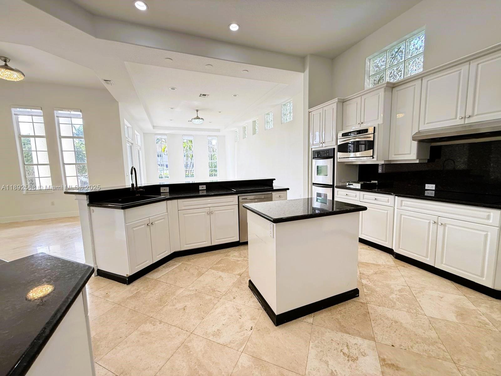 996 Sanibel Dr Hollywood, FL 33019