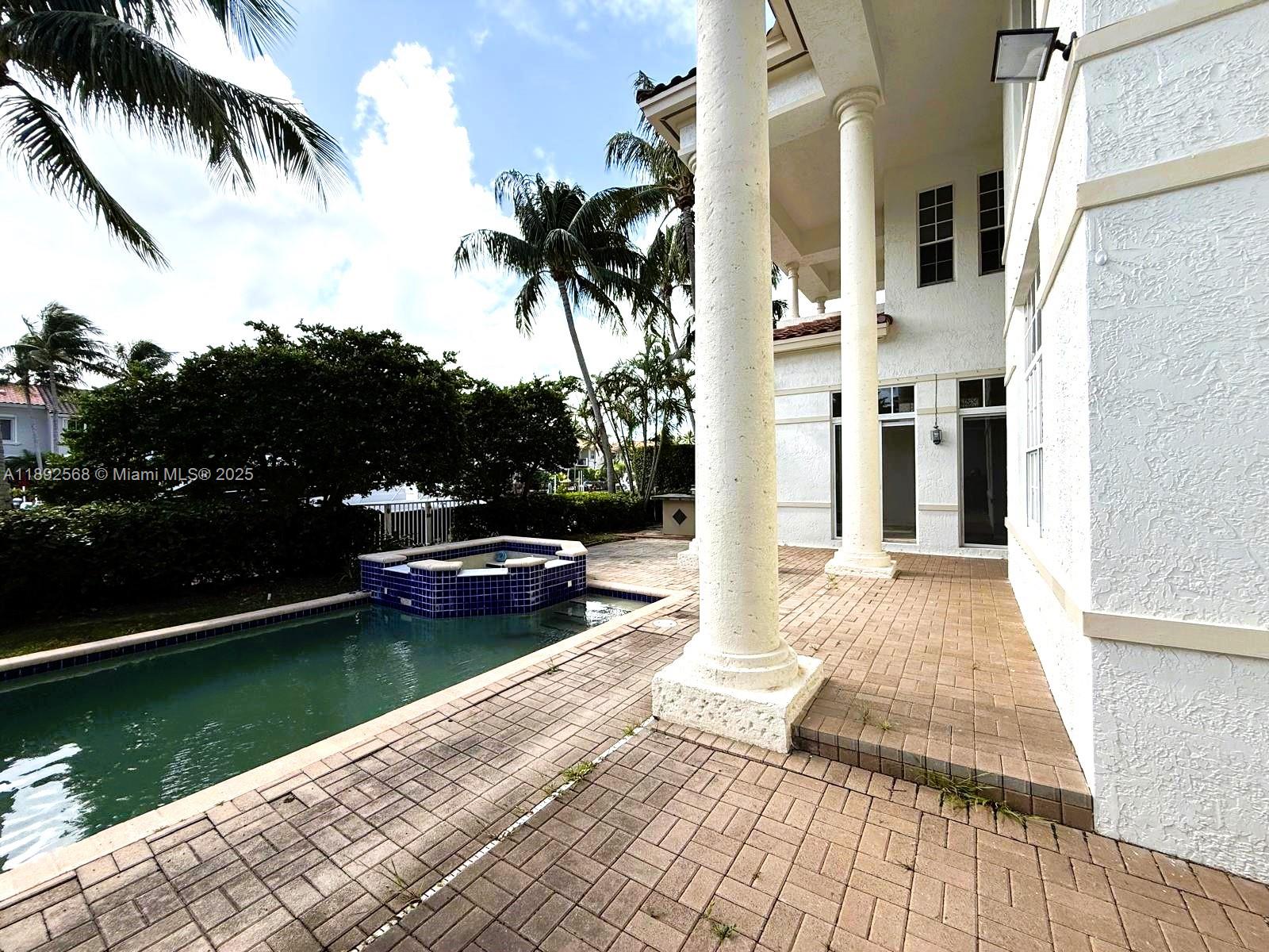 996 Sanibel Dr Hollywood, FL 33019