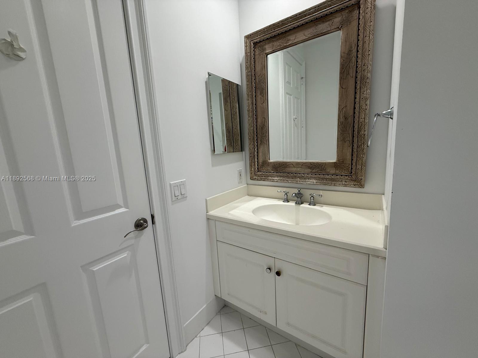 996 Sanibel Dr Hollywood, FL 33019