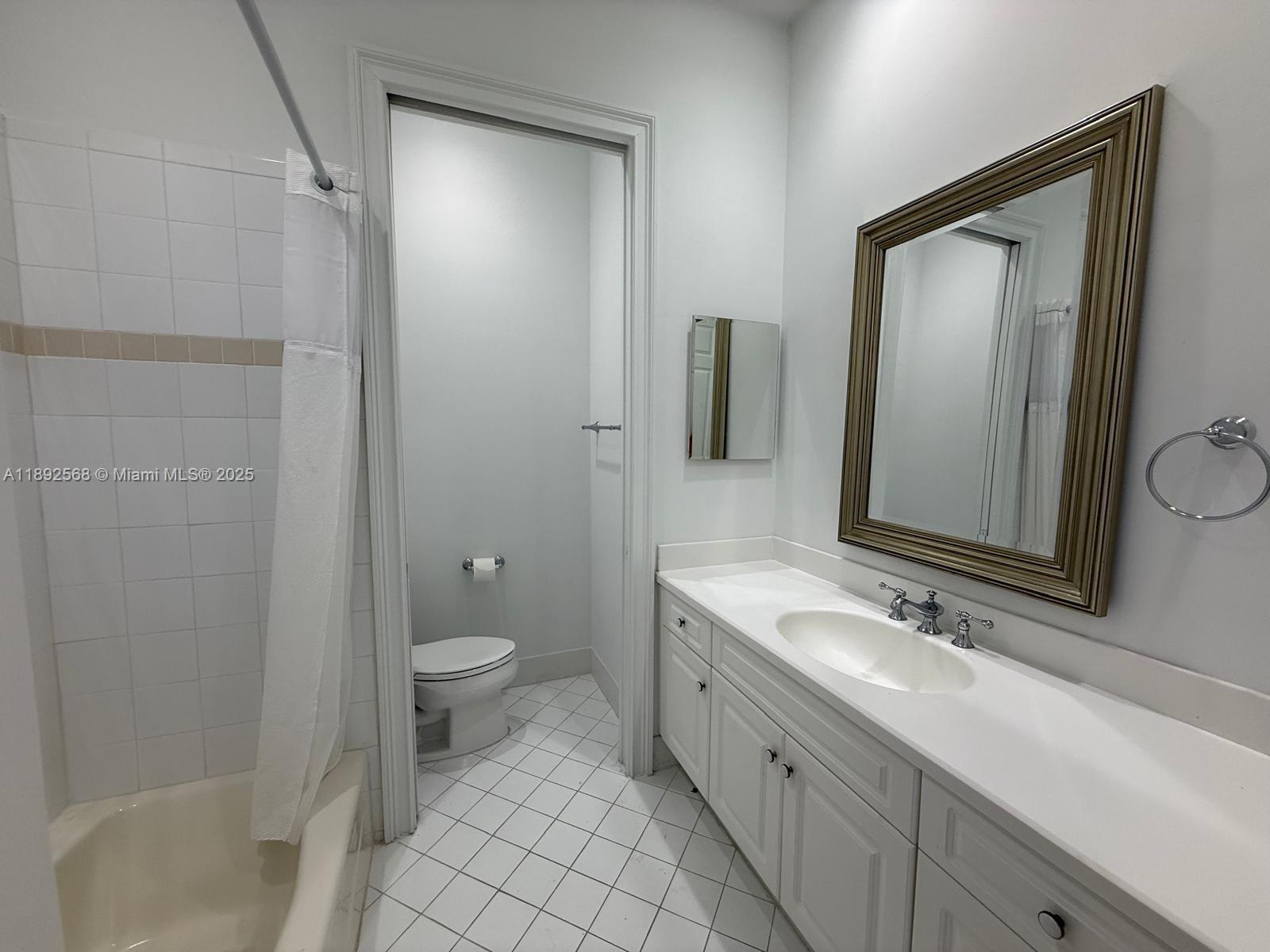 996 Sanibel Dr Hollywood, FL 33019