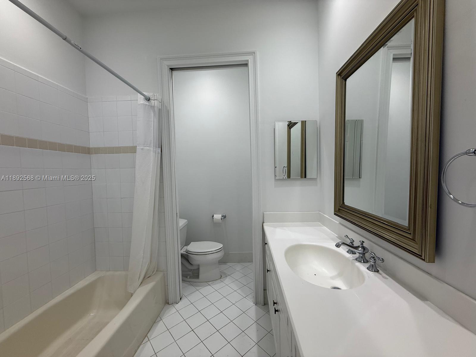 996 Sanibel Dr Hollywood, FL 33019