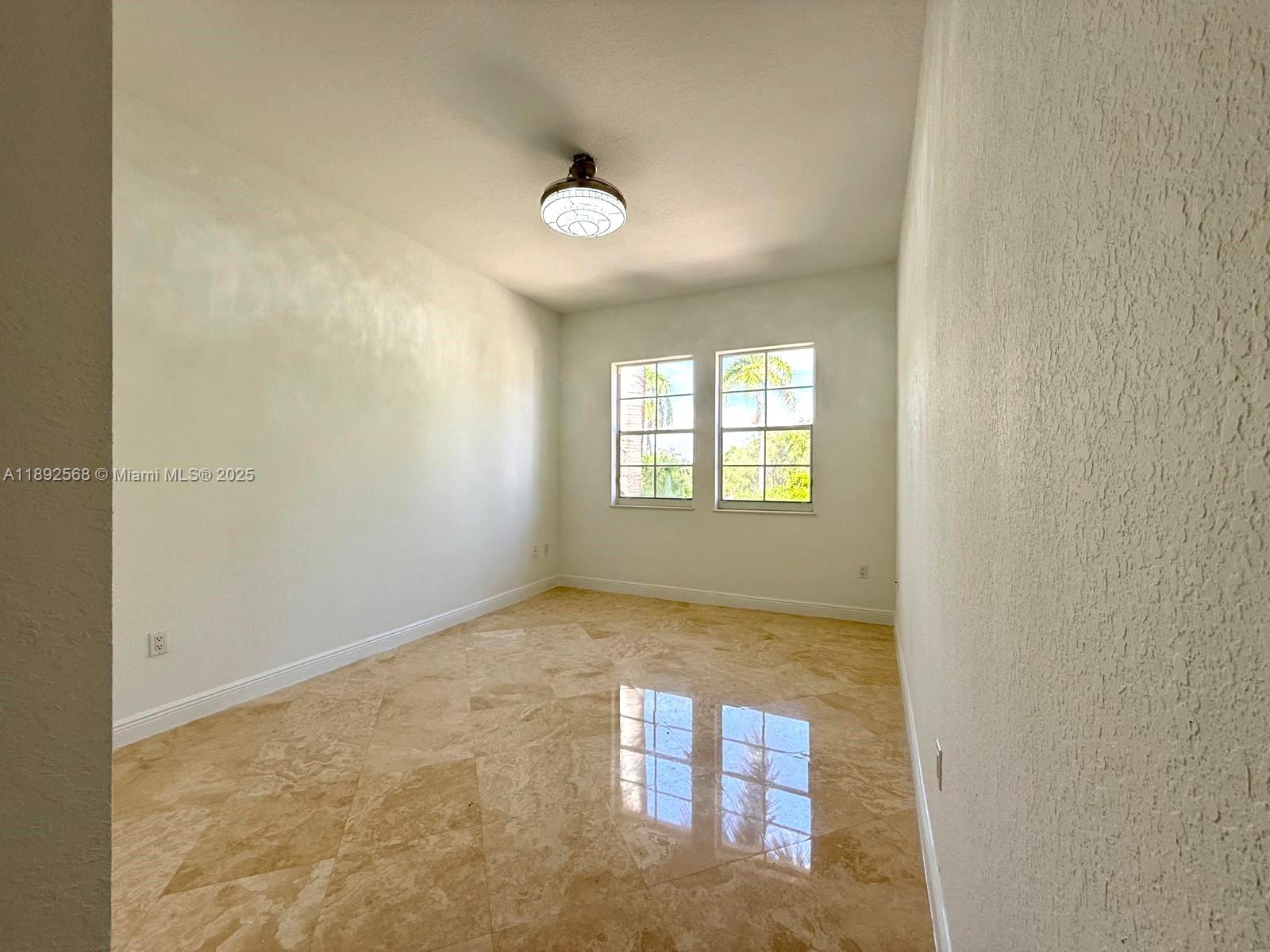 996 Sanibel Dr Hollywood, FL 33019