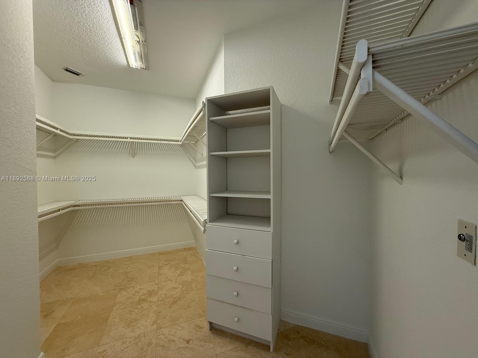 996 Sanibel Dr Hollywood, FL 33019