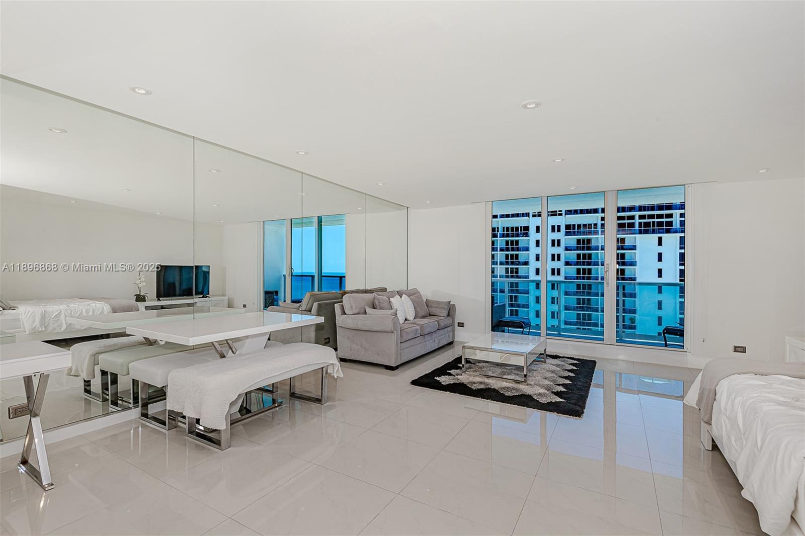 2301 Collins Ave #1211