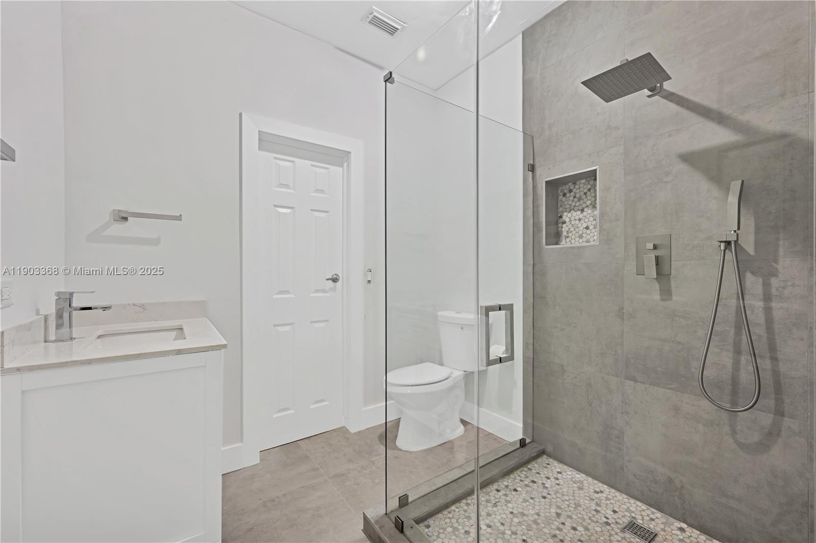 818 NE 3rd St Hallandale Beach, FL 33009