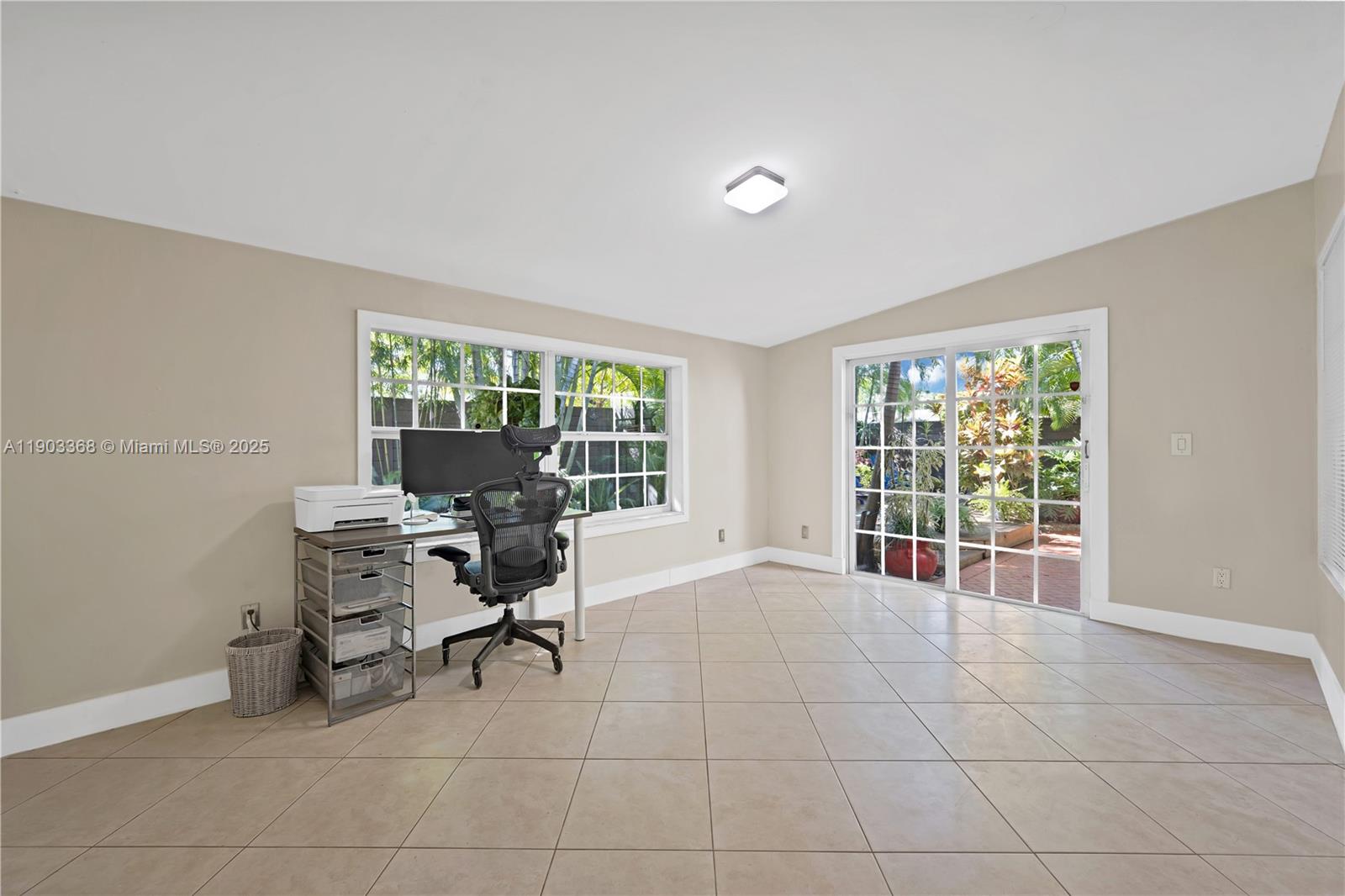 818 NE 3rd St Hallandale Beach, FL 33009