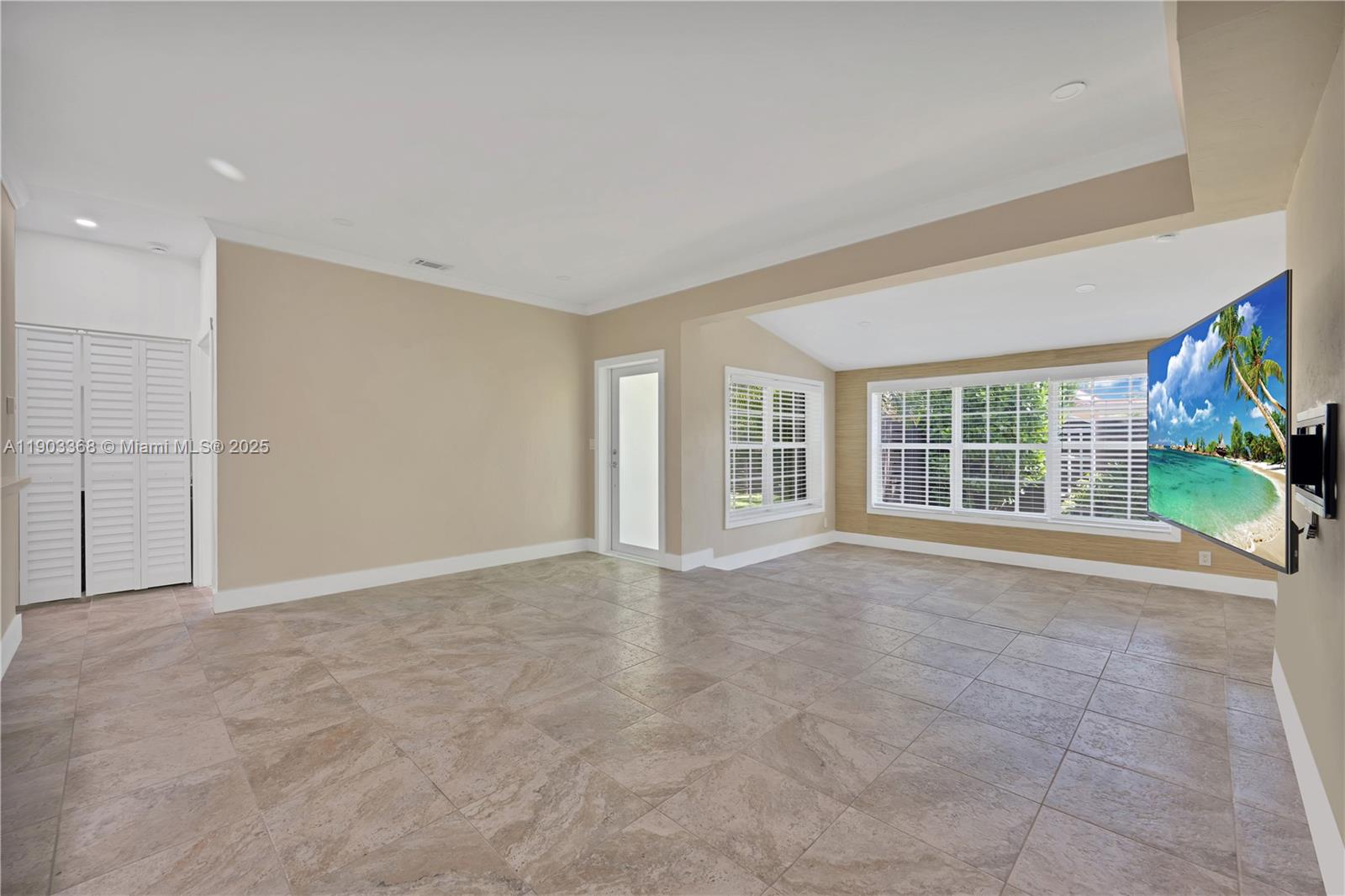 818 NE 3rd St Hallandale Beach, FL 33009