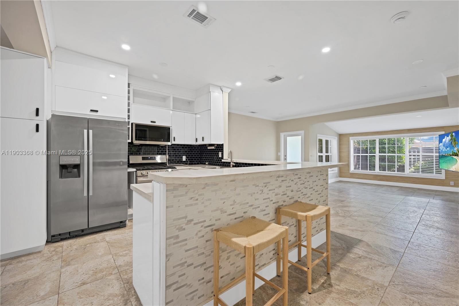 818 NE 3rd St Hallandale Beach, FL 33009