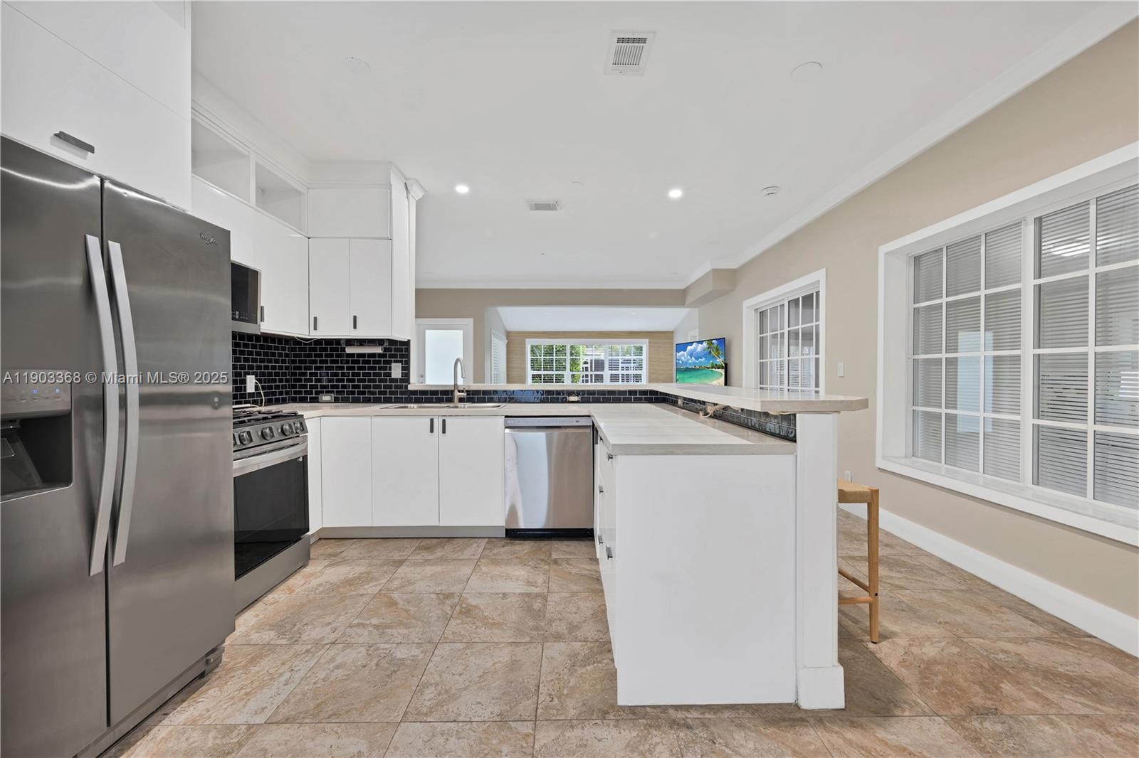 818 NE 3rd St Hallandale Beach, FL 33009