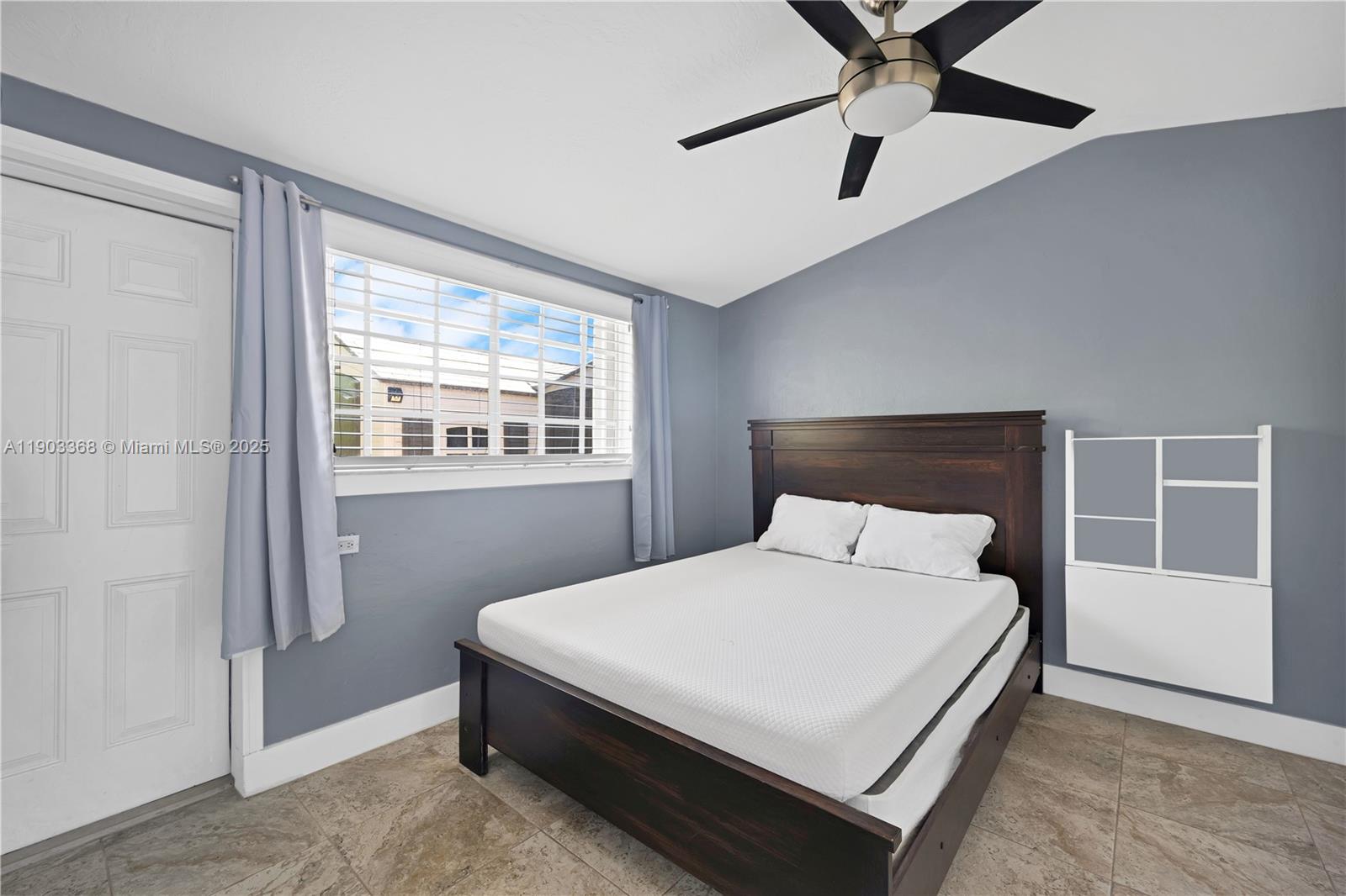 818 NE 3rd St Hallandale Beach, FL 33009