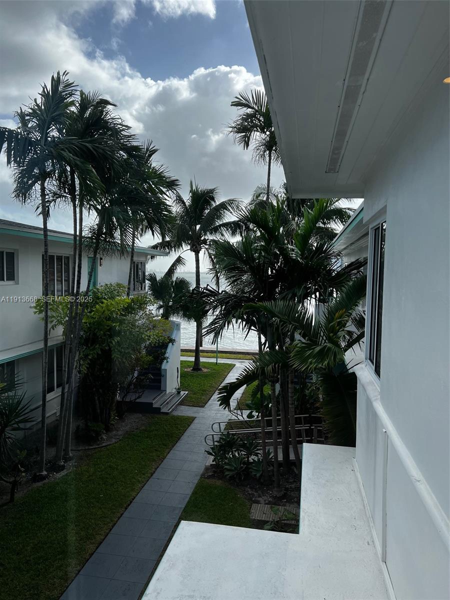 1990 Bay Dr #17 Miami Beach, FL 33141