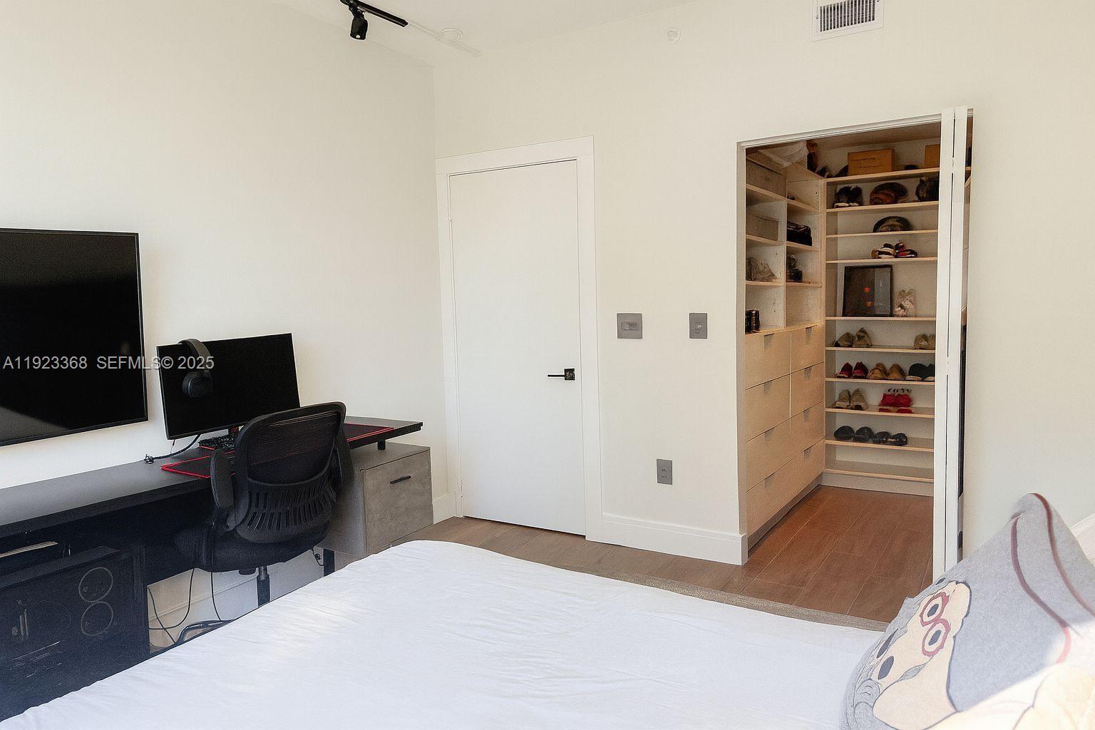 711 Crandon Blvd #401 Key Biscayne, FL 33149