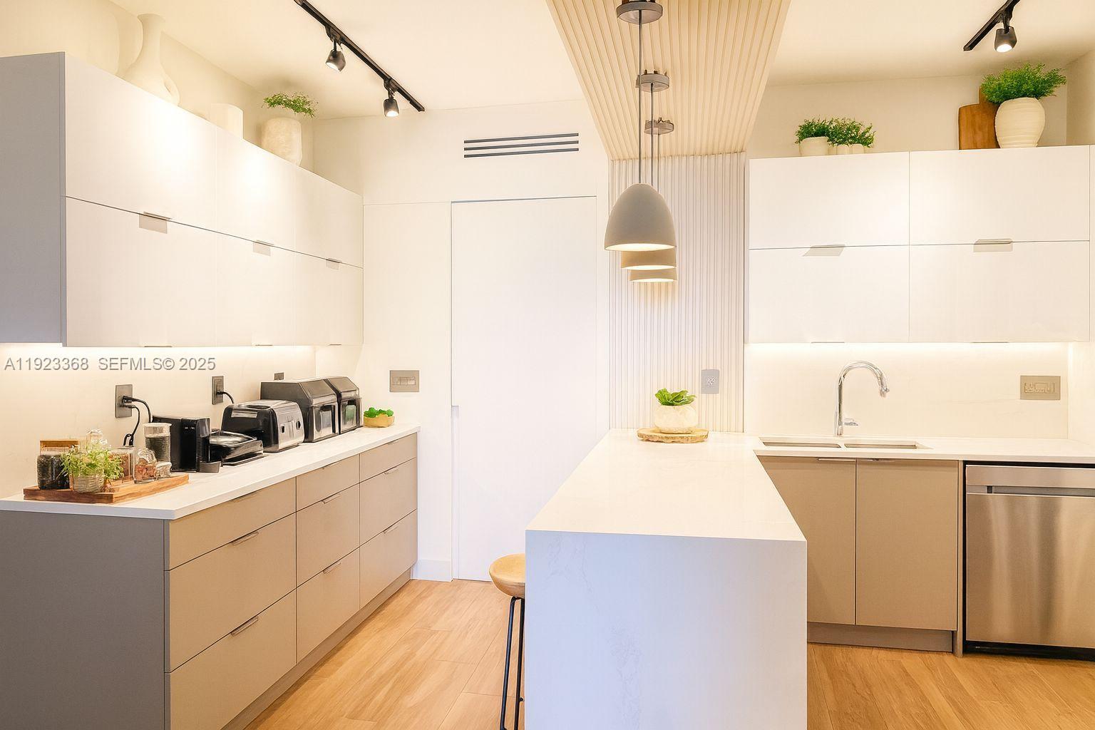 711 Crandon Blvd #401 Key Biscayne, FL 33149