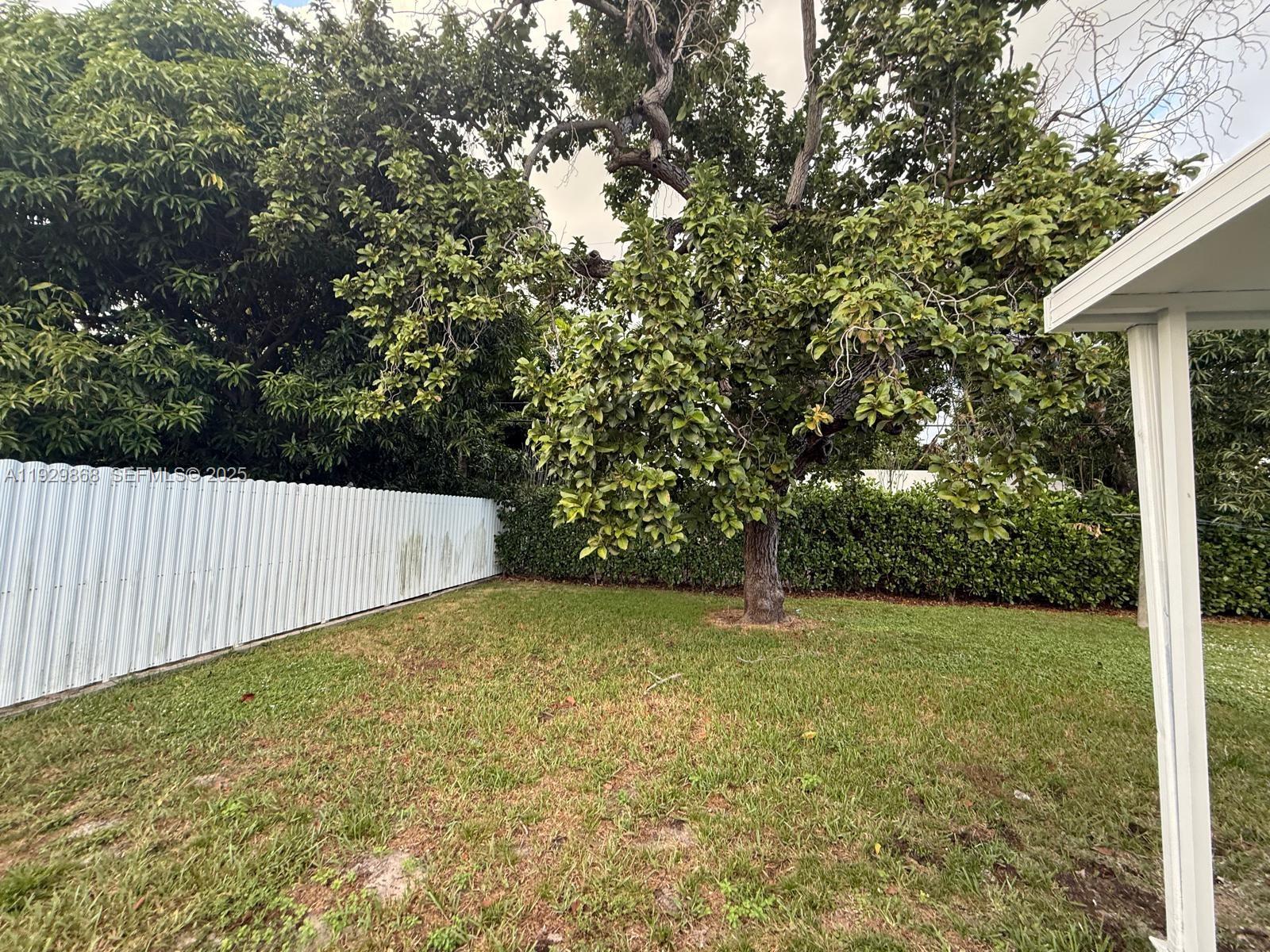 621 E 13th St Hialeah, FL 33010