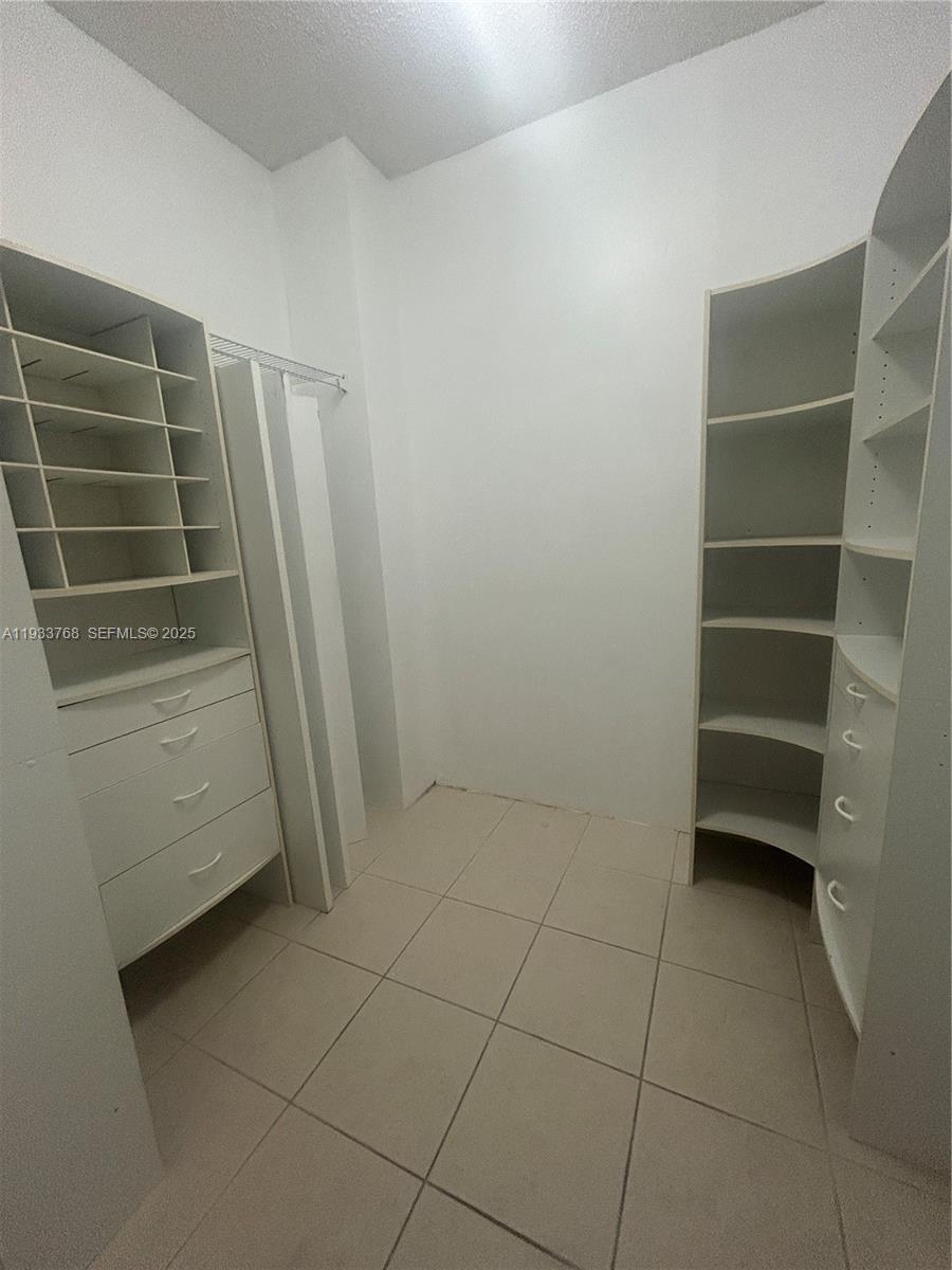 3640 Yacht Clb Dr #104 Aventura, FL 33180