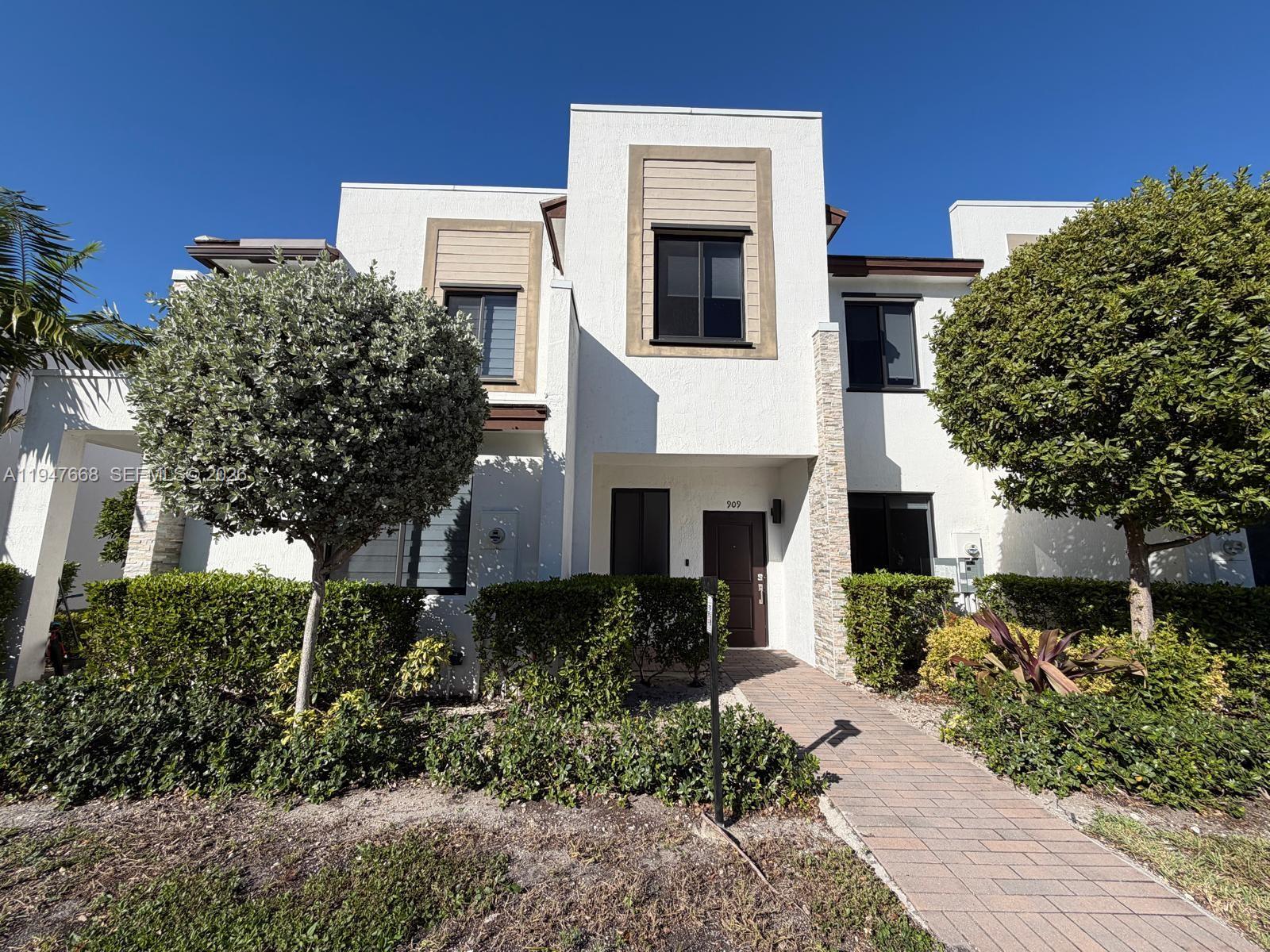 909 NE 211th St #909