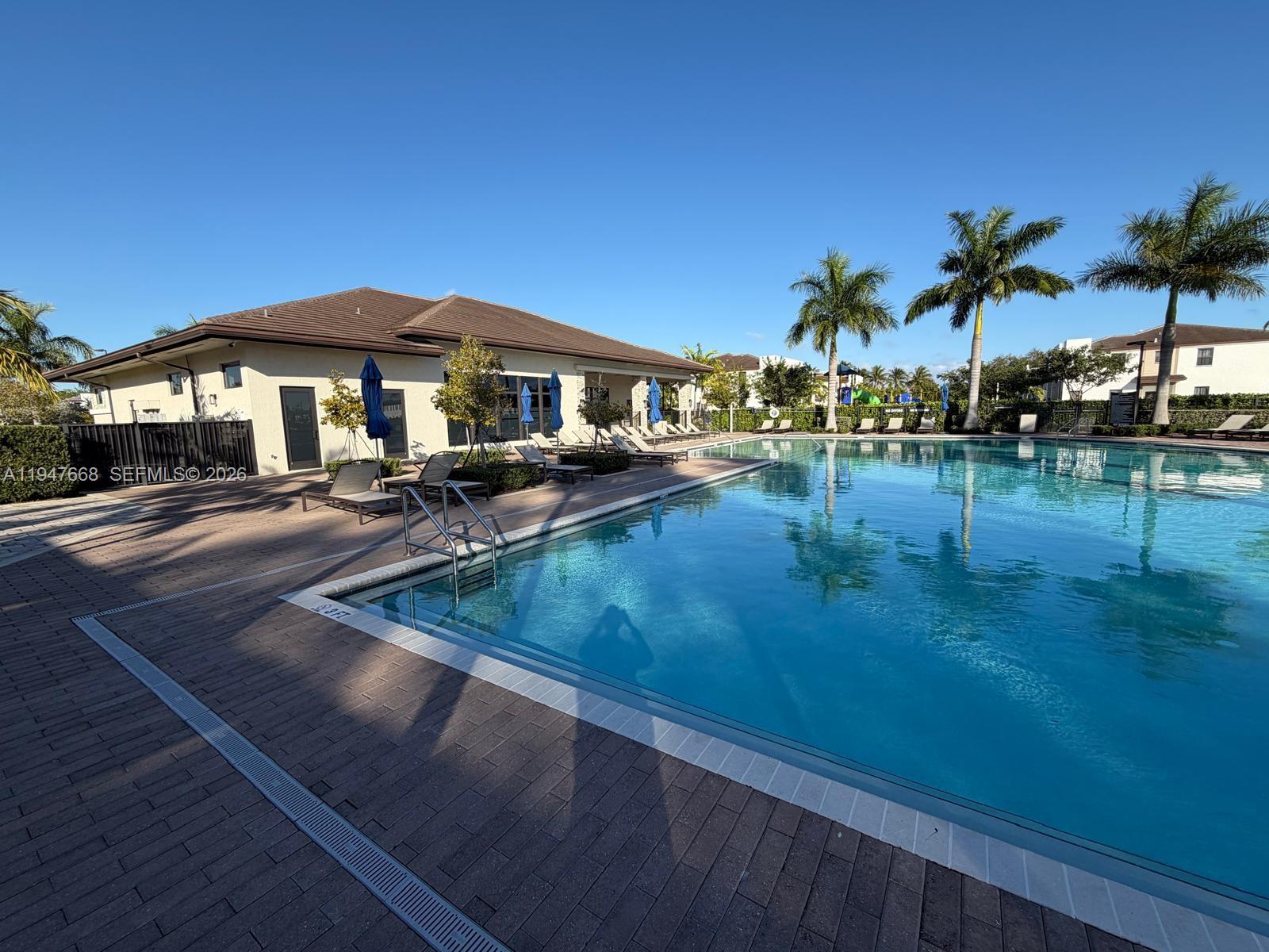 909 NE 211th St #909 Miami, FL 33179