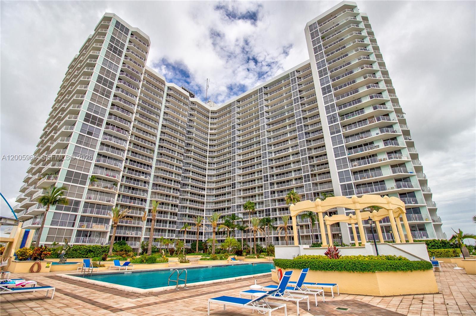 7601 E Treasure Dr #1621