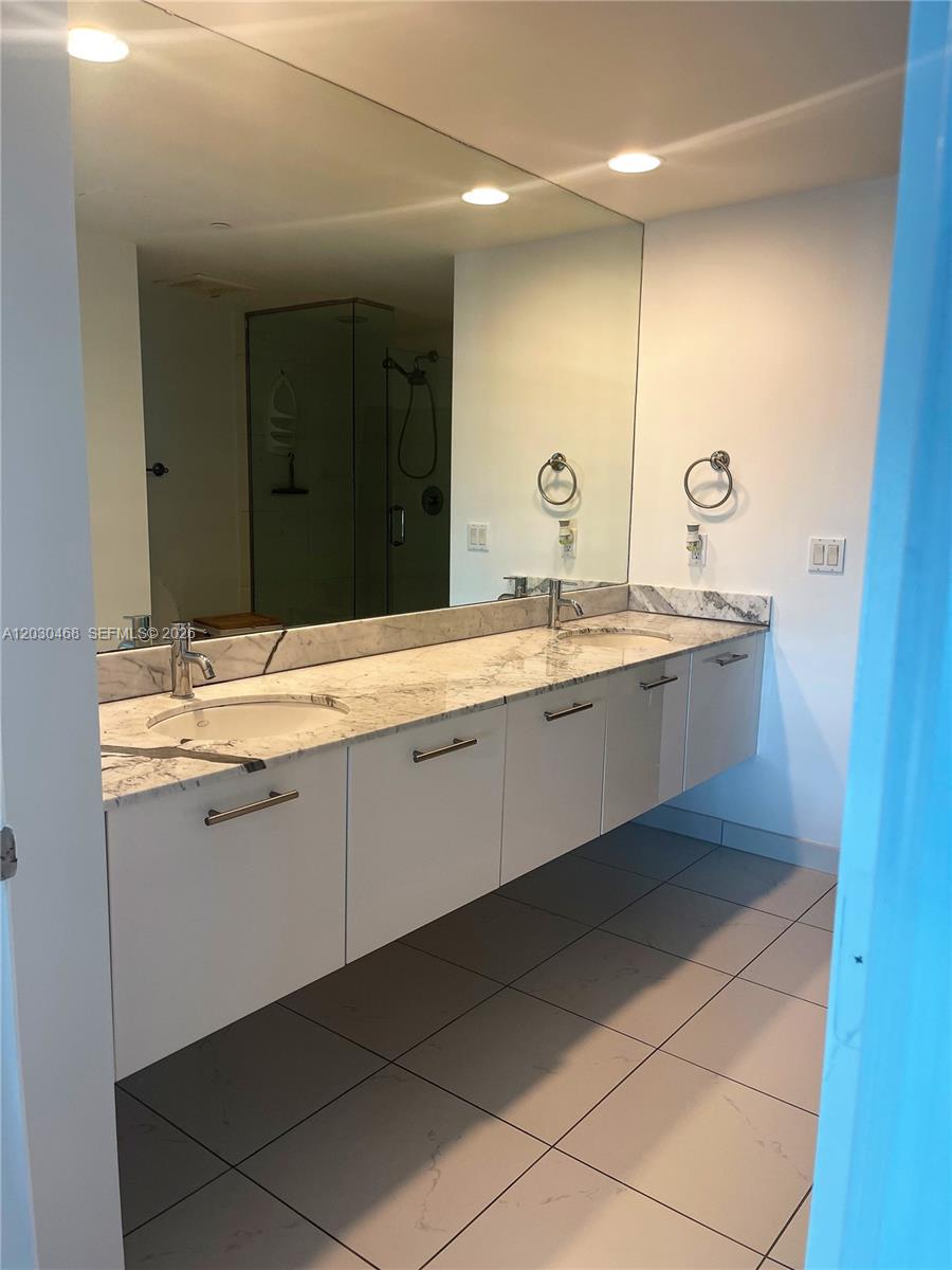 500 Brickell Ave #3105 Miami, FL 33131