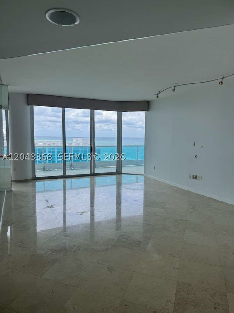 5025 Collins Ave #1602