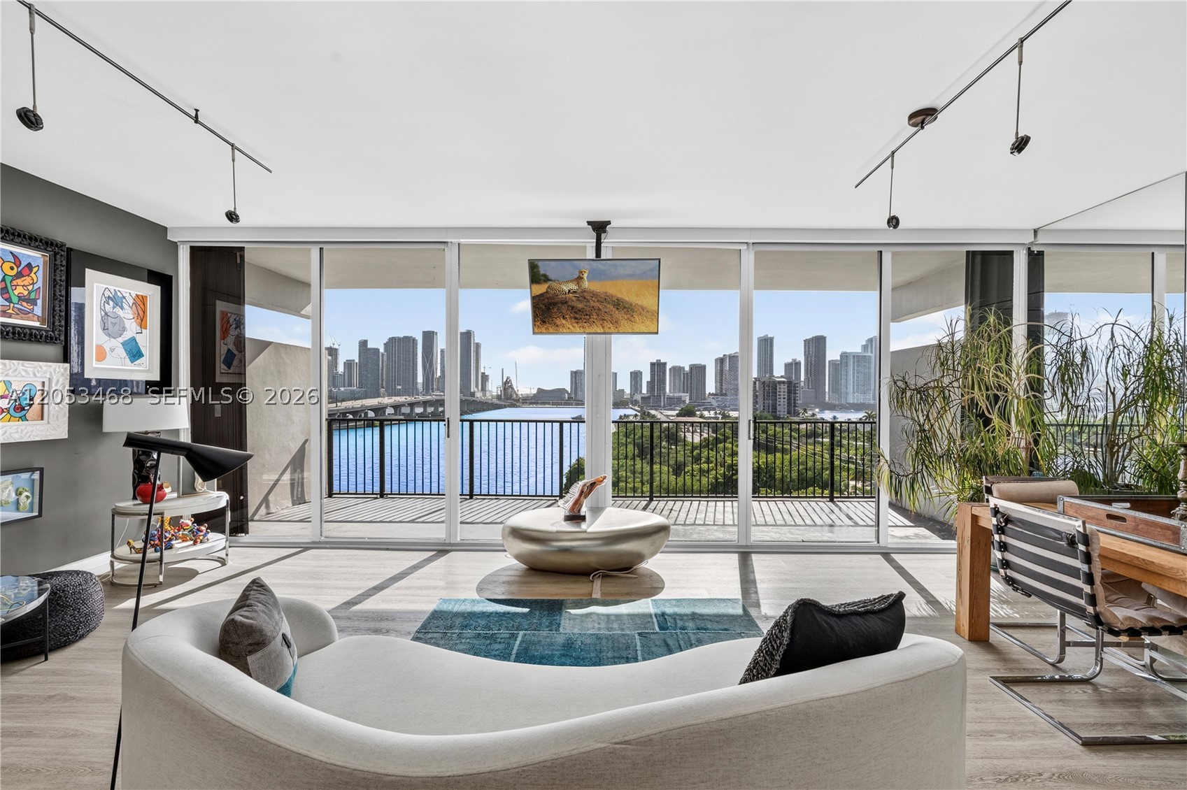 1000 Venetian Way #810