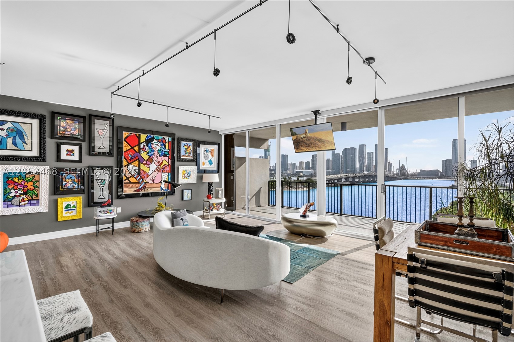 1000 Venetian Way #810 Miami Beach, FL 33139