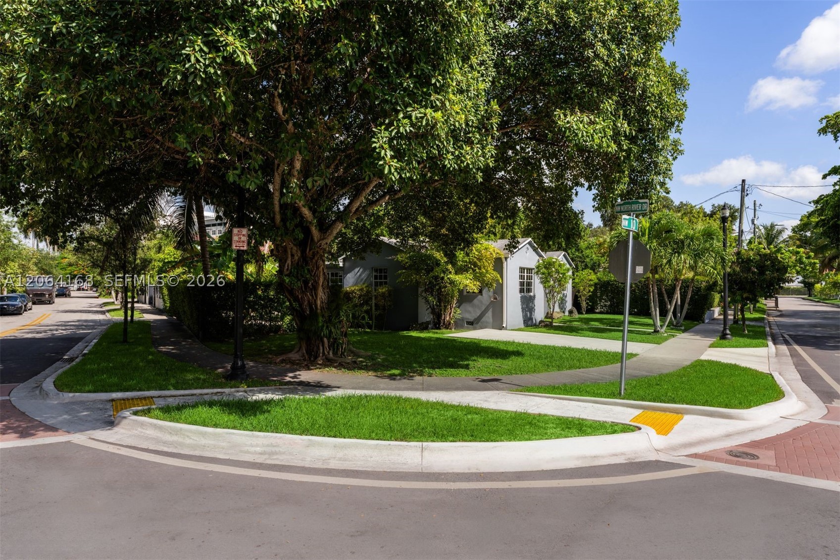 902 NW 10th Ct Miami, FL 33136