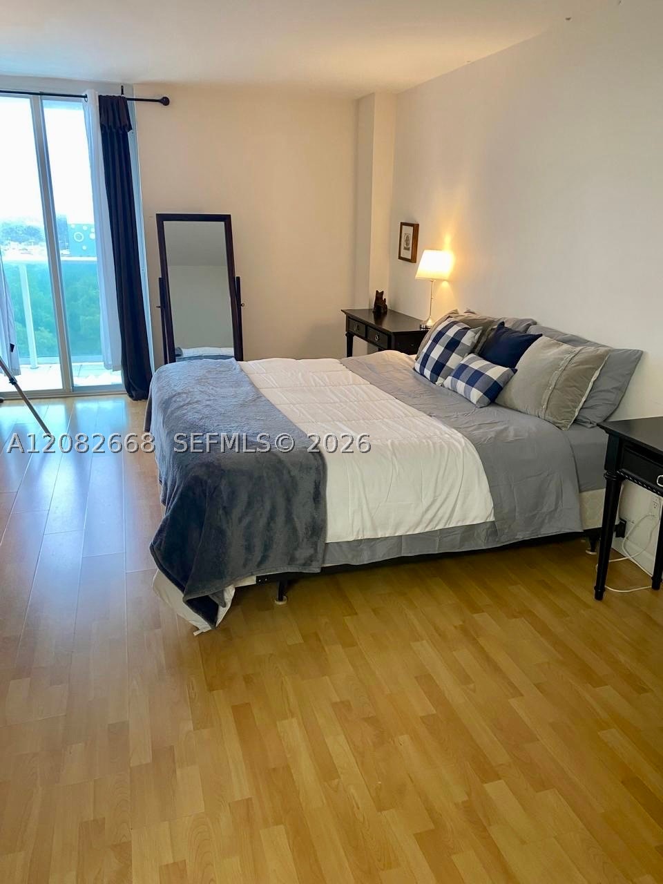 image Arlen House East17