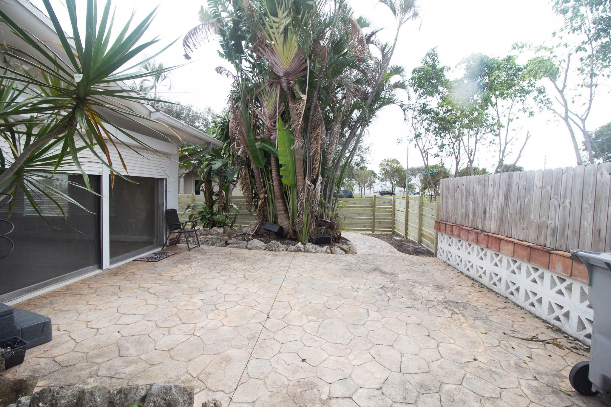909 NE 12th