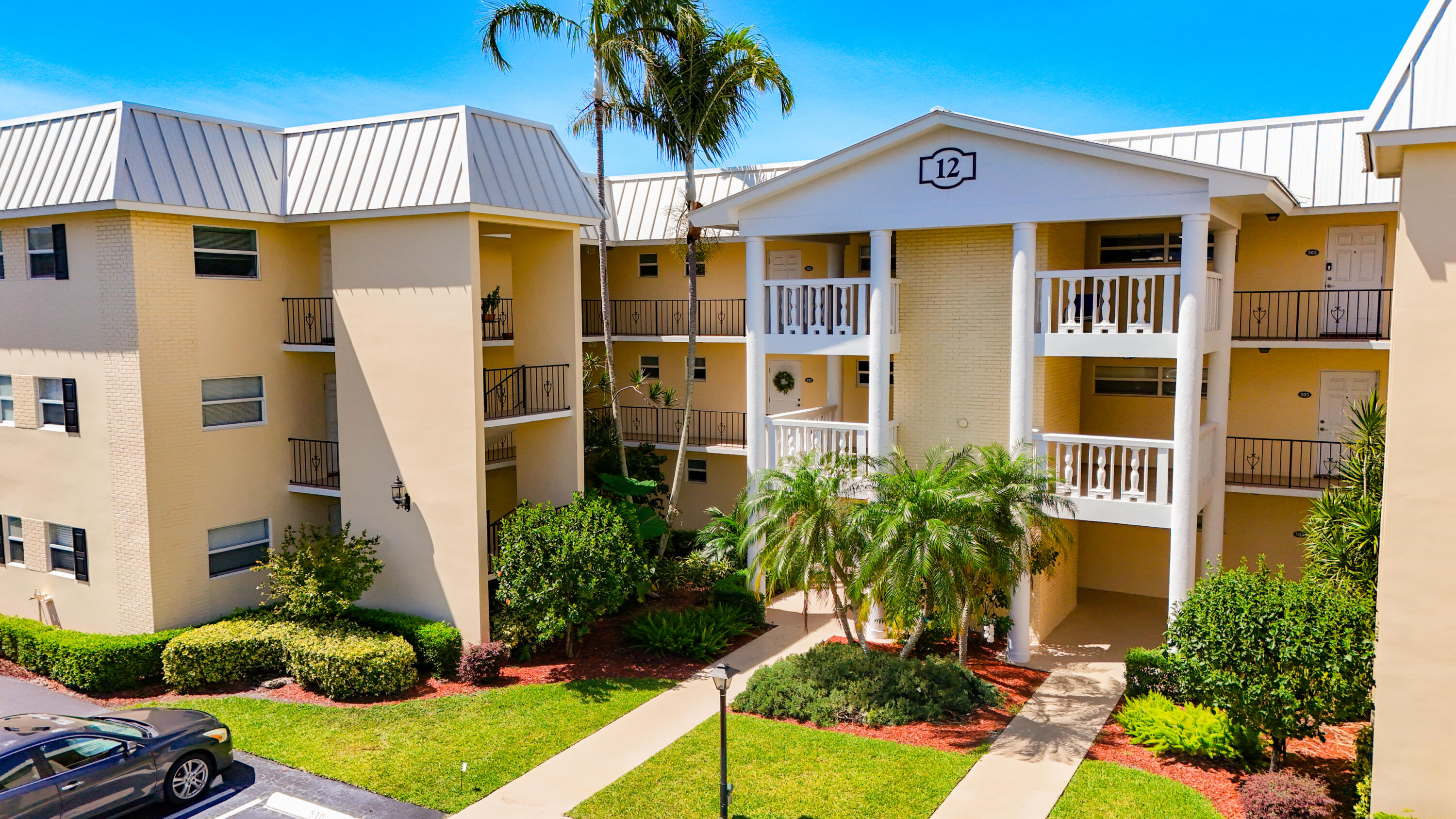 12 Colonial Clb #202