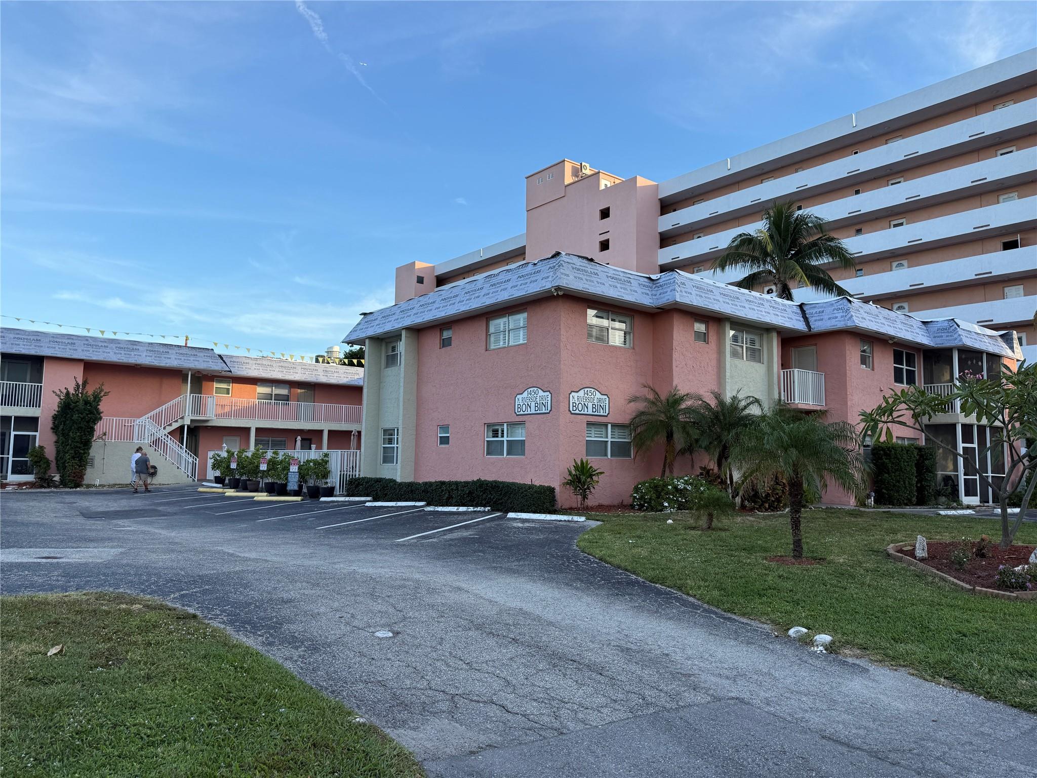 1450 N Riverside Dr #208