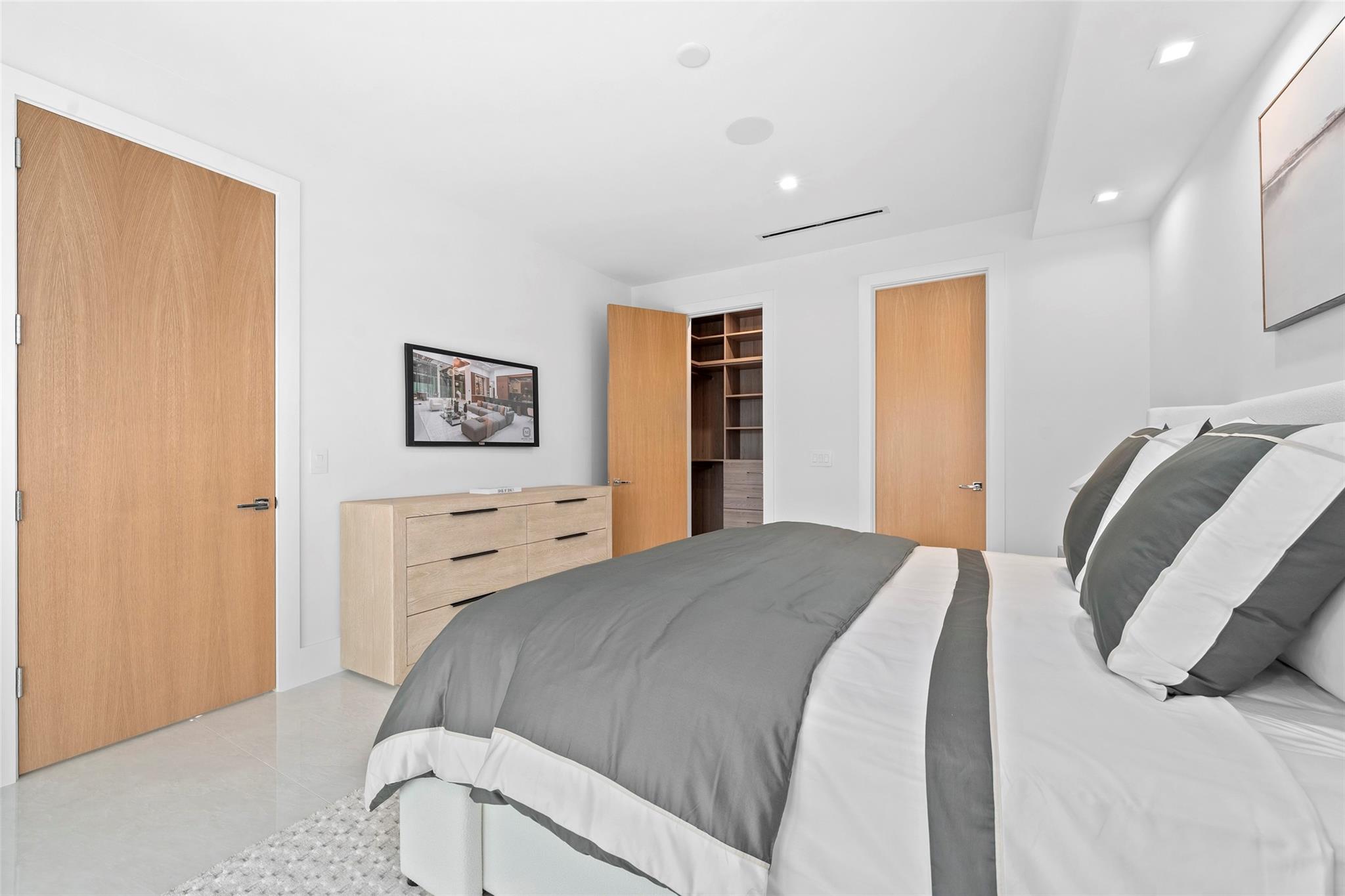 24 Fiesta Way Fort Lauderdale, FL 33301 24 Fiesta Way Fort Lauderdale, FL 33301