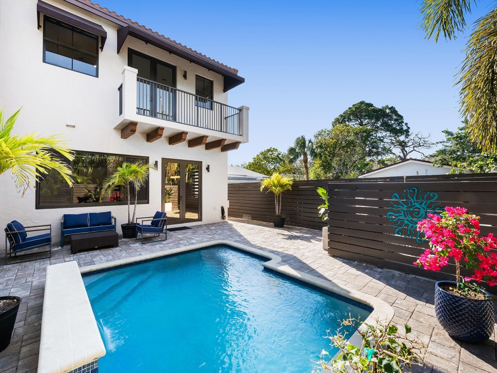 1215 N Victoria Park Rd Fort Lauderdale, FL 33304