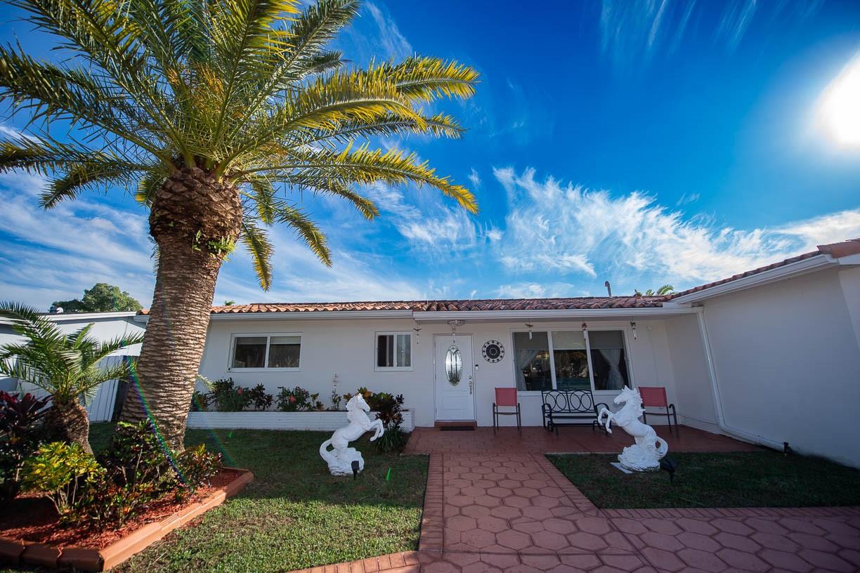 11040 NW 16th St Pembroke Pines, FL 33026