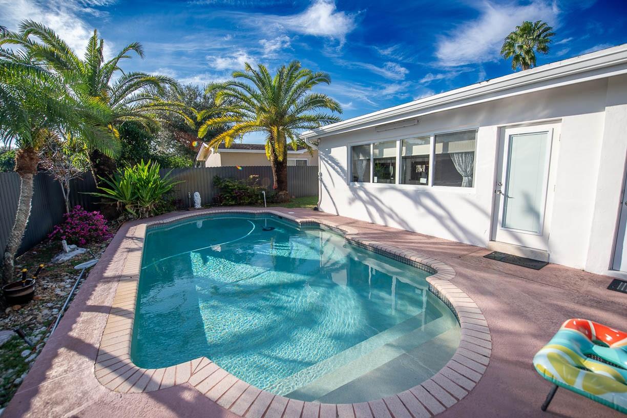 11040 NW 16th St Pembroke Pines, FL 33026