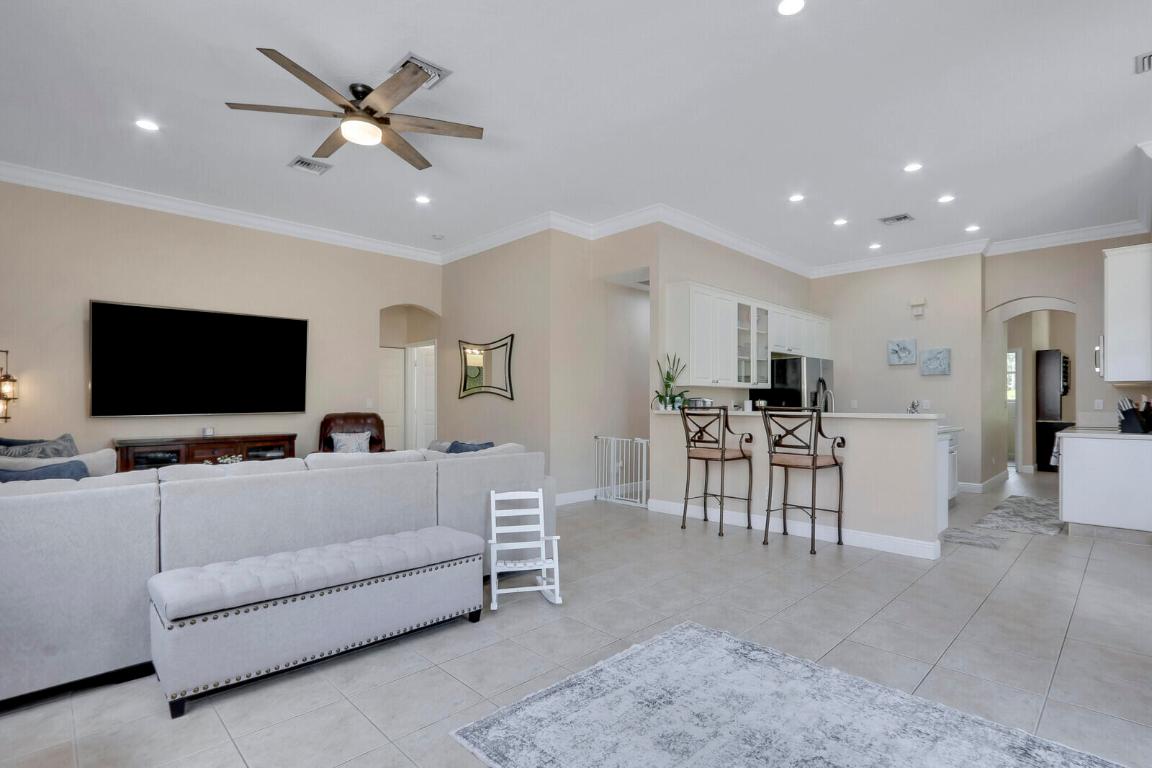 146 Magnolia Tequesta, FL 33469