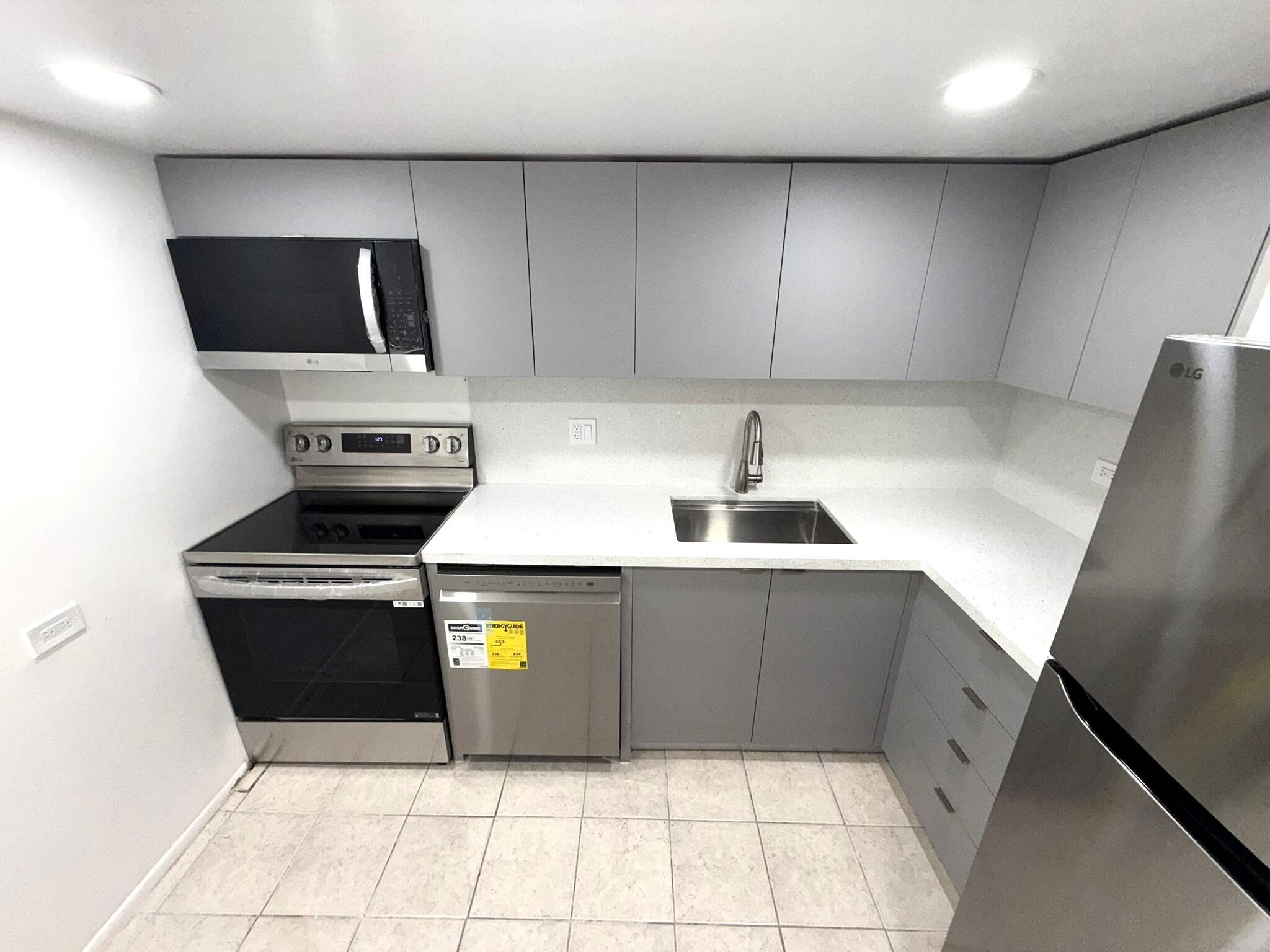 3670 Inverrary Dr #3g