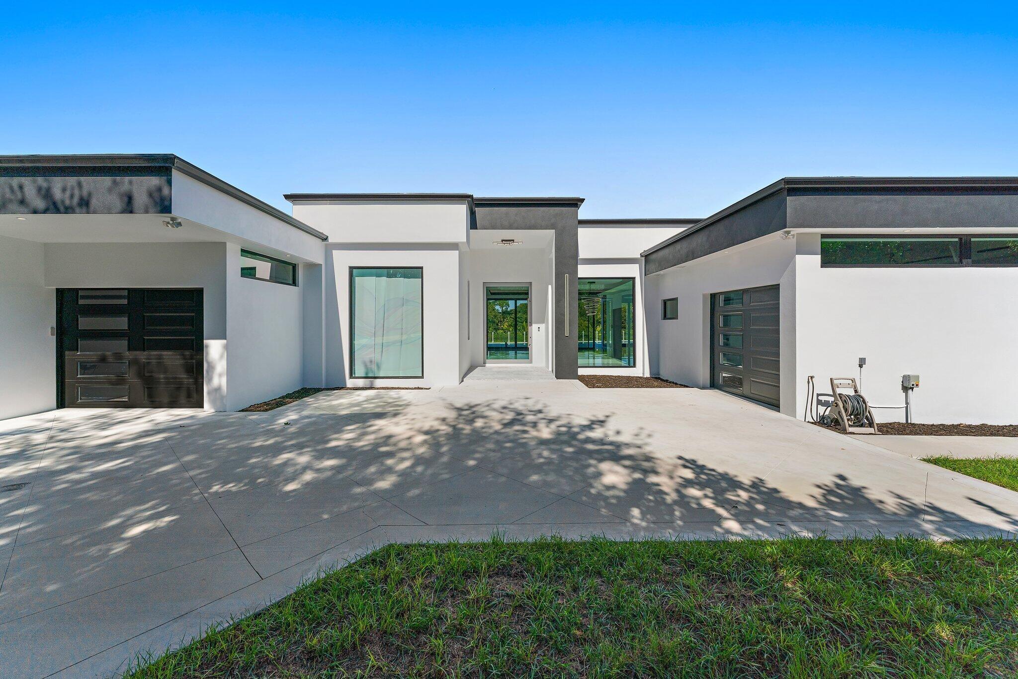 8309 SE Rivers Edge St Jupiter, FL 33458