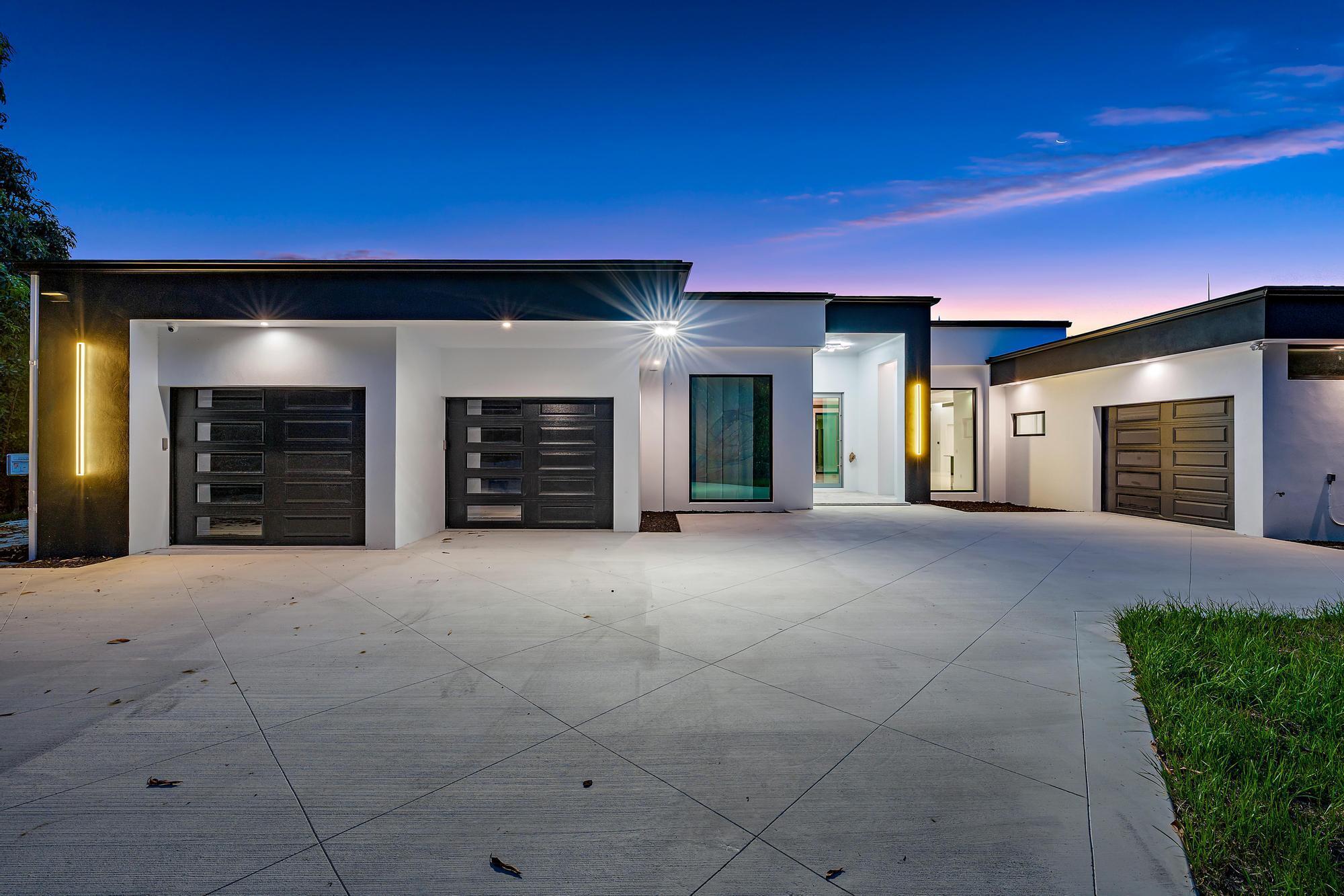 8309 SE Rivers Edge St Jupiter, FL 33458