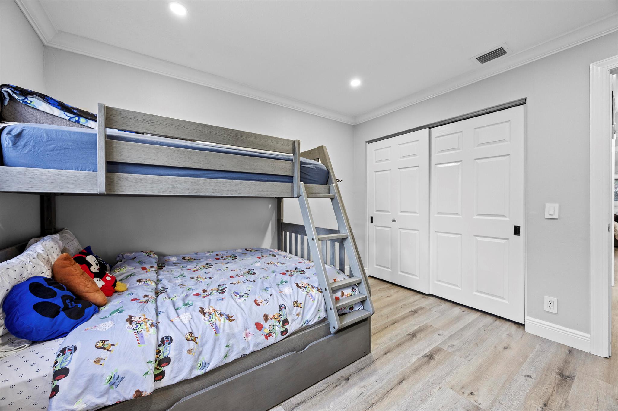 6822 Via Regina Boca Raton, FL 33433