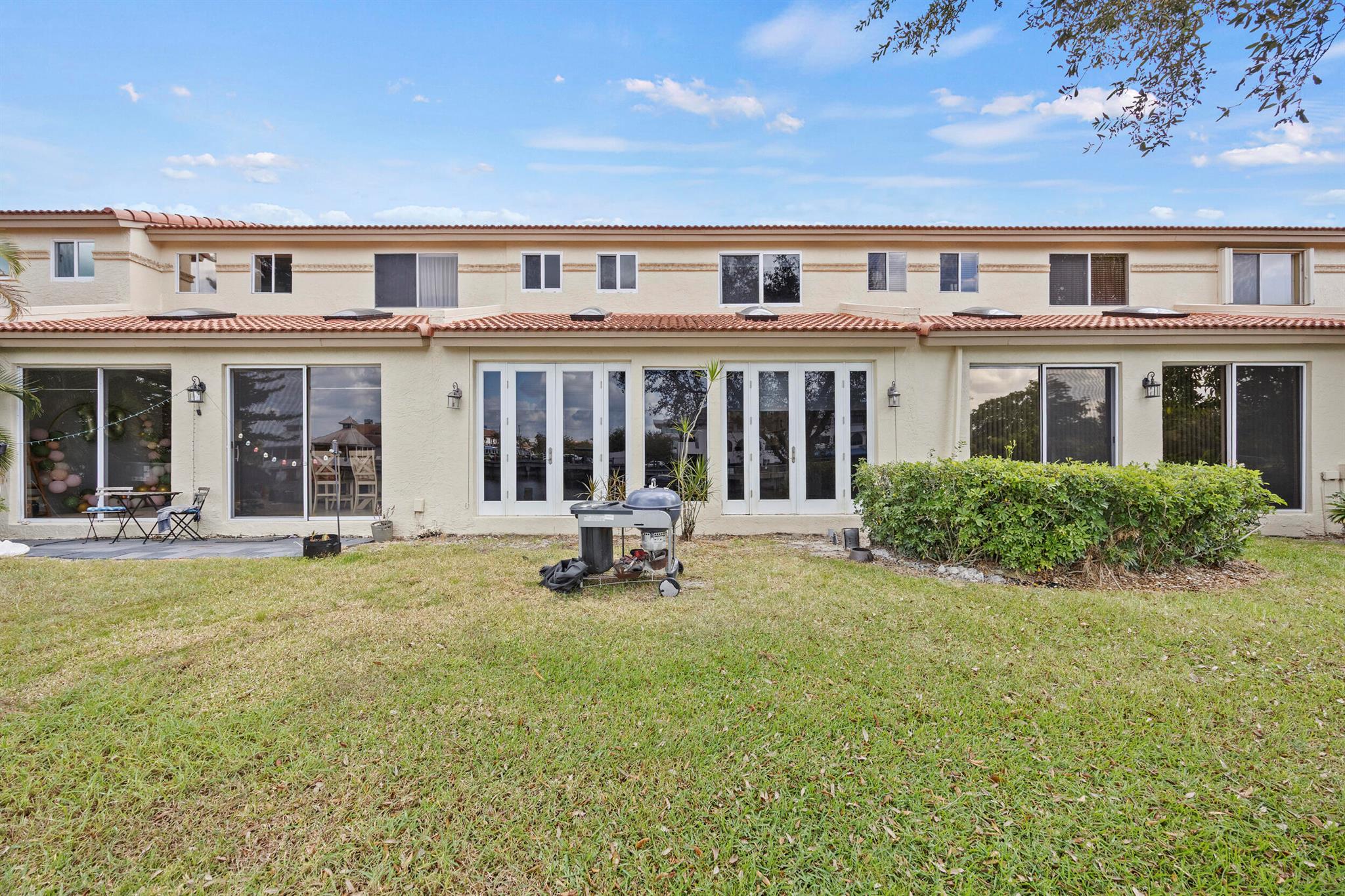 6822 Via Regina Boca Raton, FL 33433