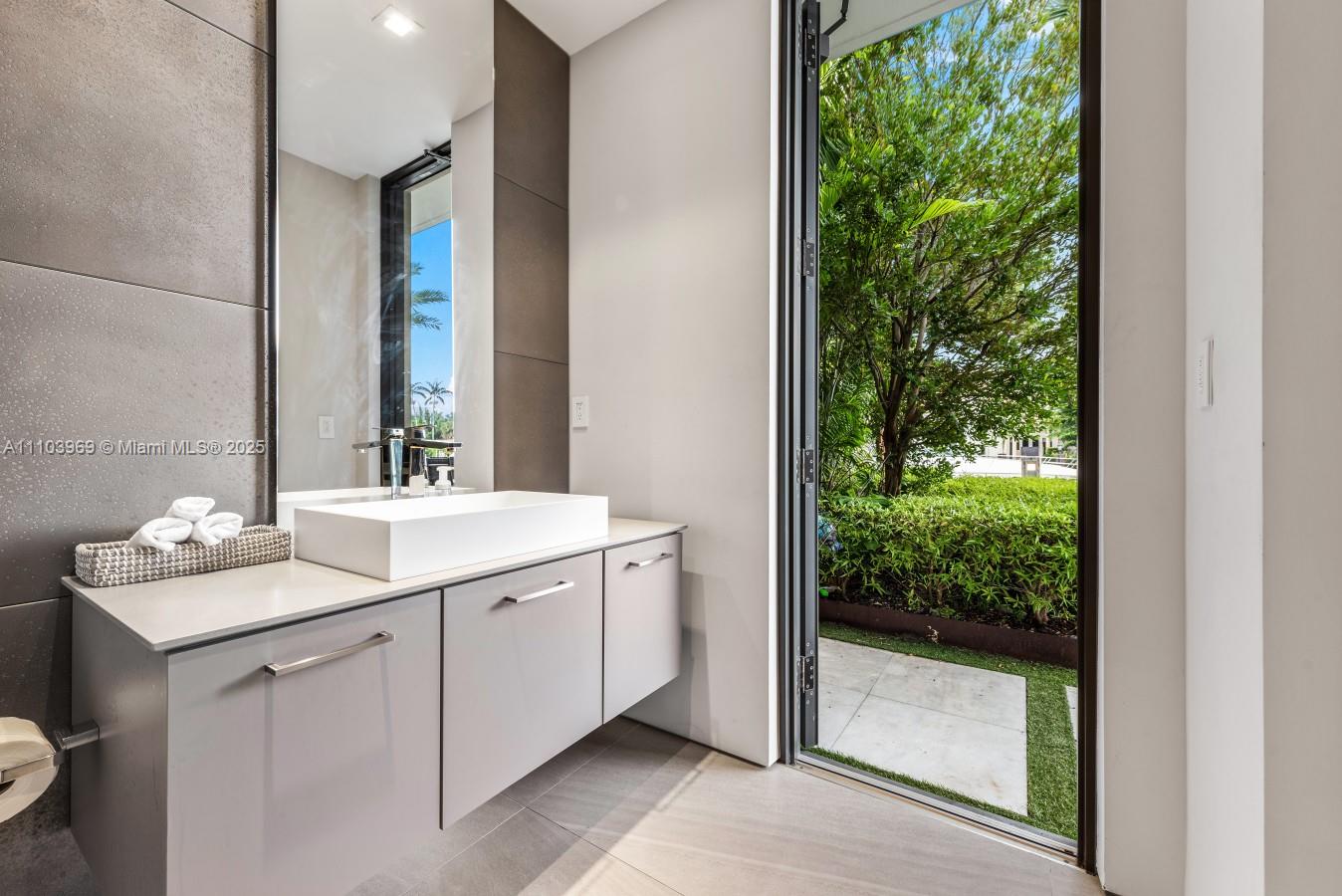 440 Mola Ave Fort Lauderdale, FL 33301