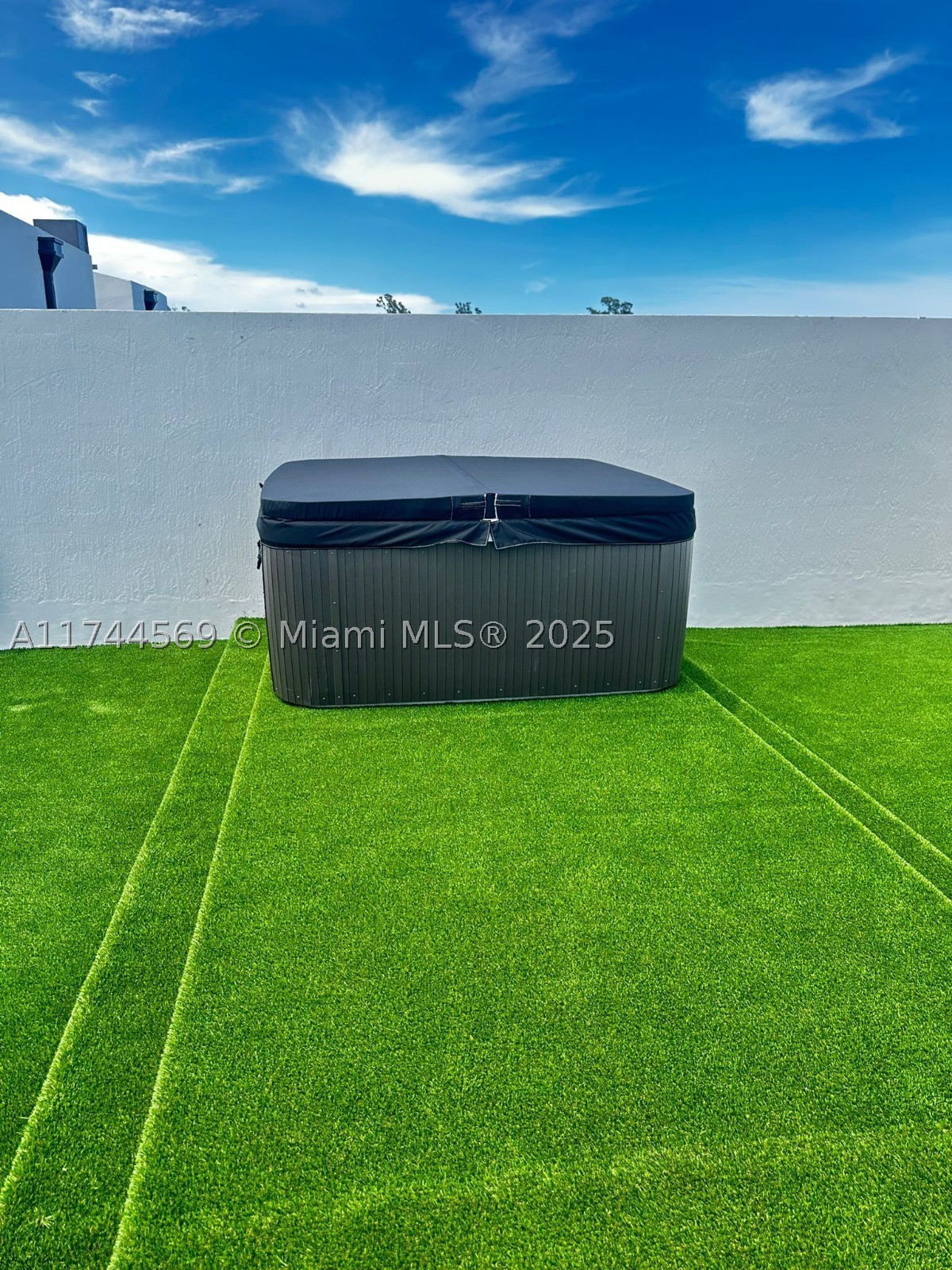 1985 Calais #3 Miami Beach, FL 33141