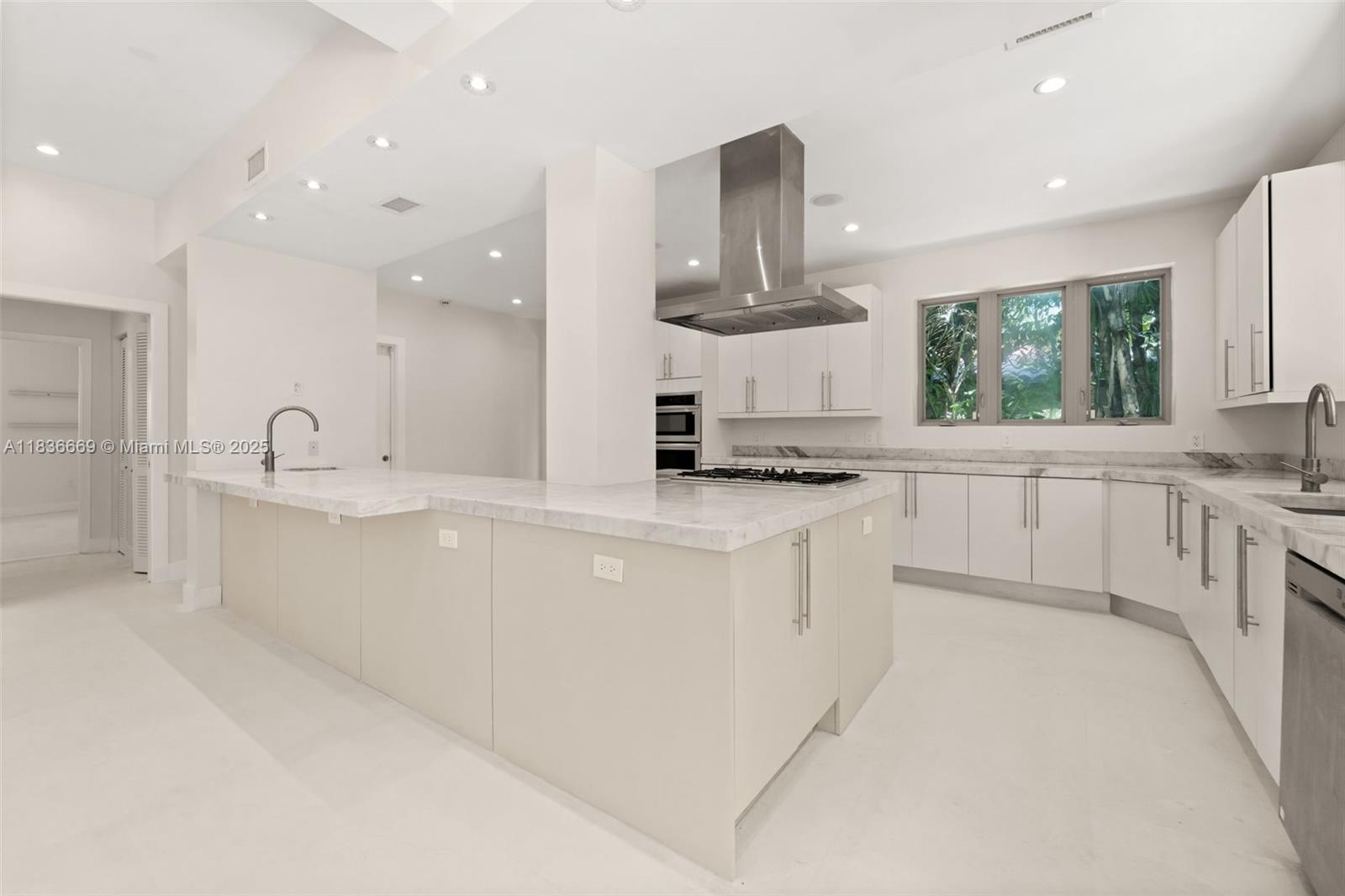 5625 N Bay Rd Miami Beach, FL 33140