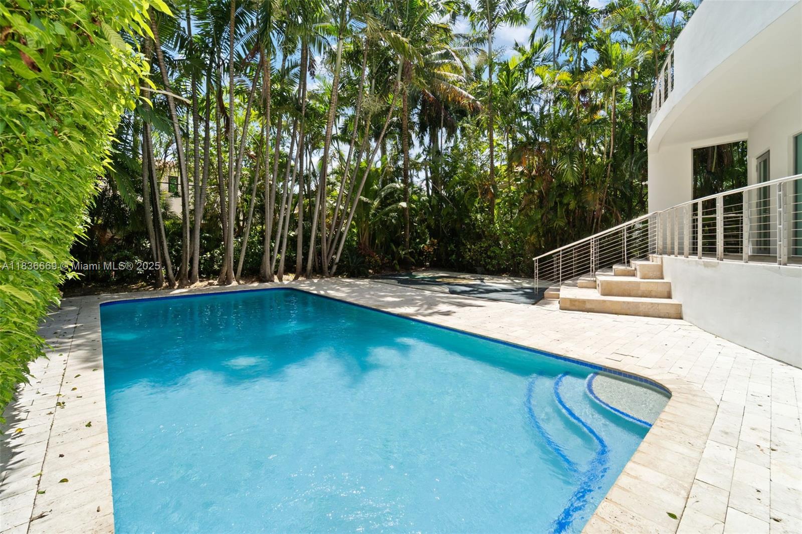 5625 N Bay Rd Miami Beach, FL 33140