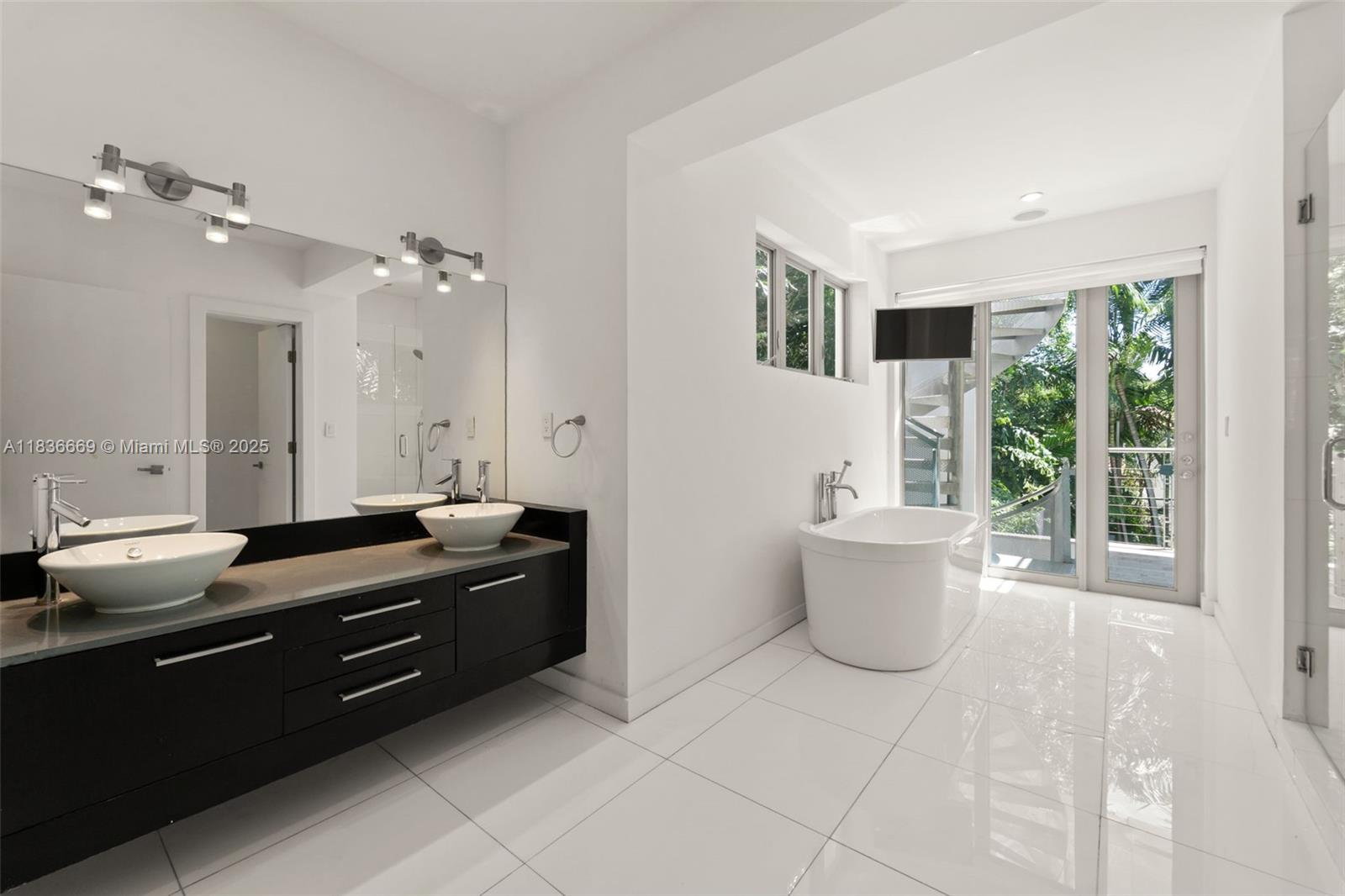 5625 N Bay Rd Miami Beach, FL 33140