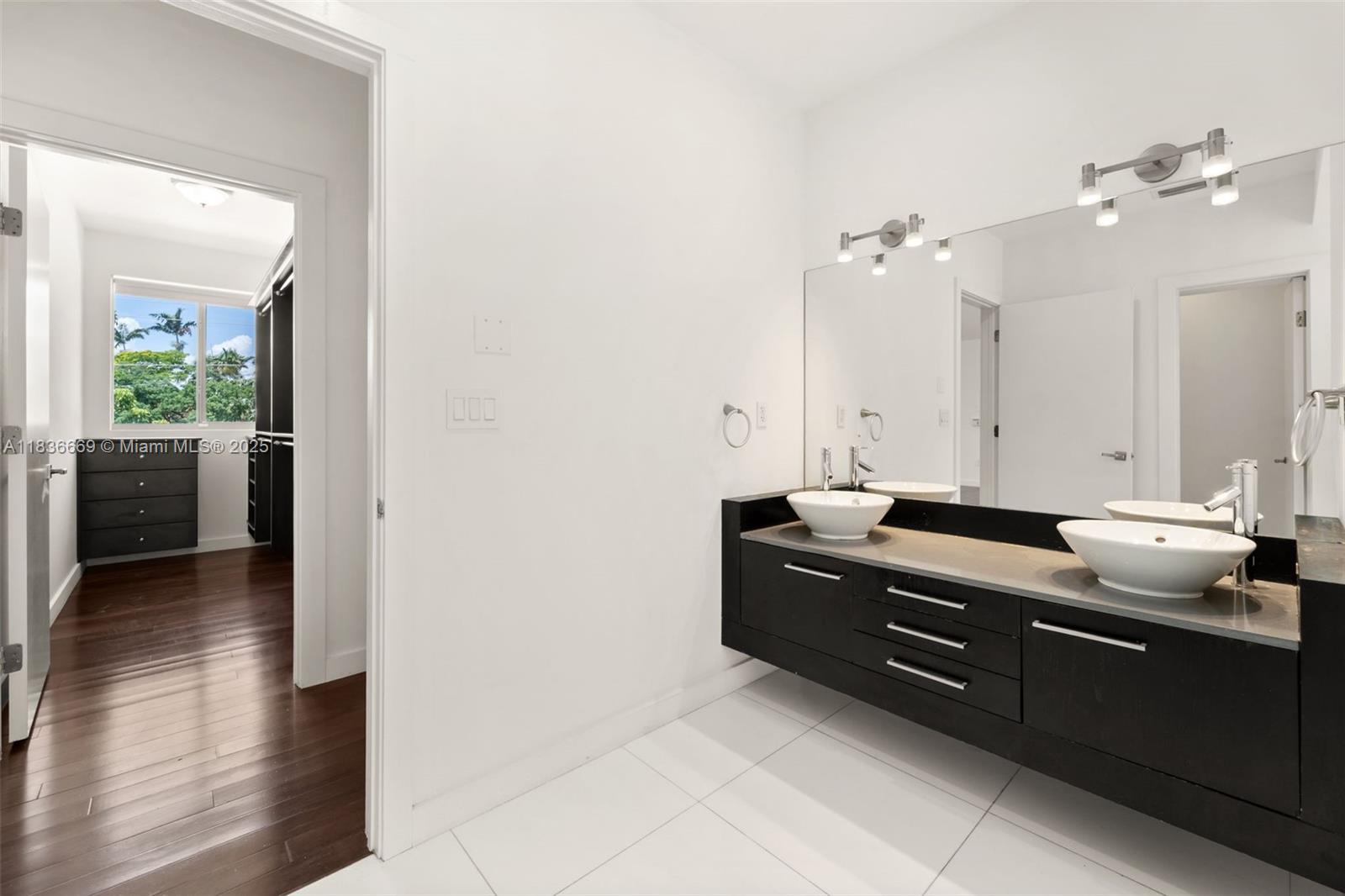 5625 N Bay Rd Miami Beach, FL 33140