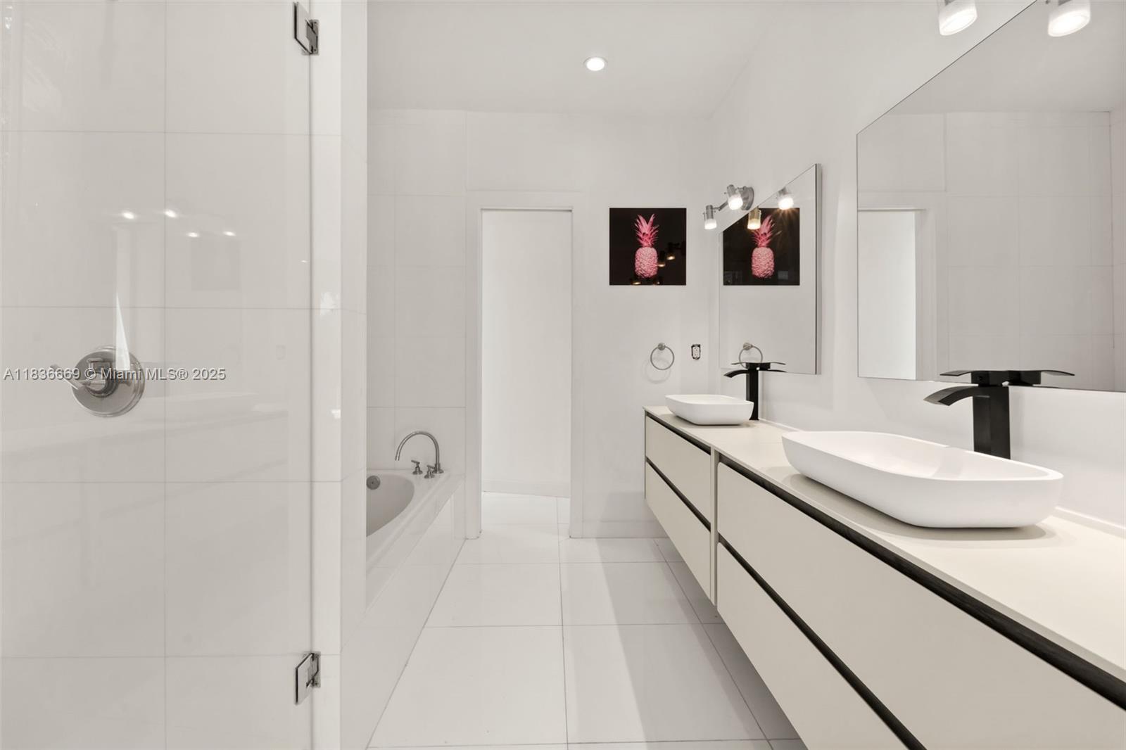 5625 N Bay Rd Miami Beach, FL 33140