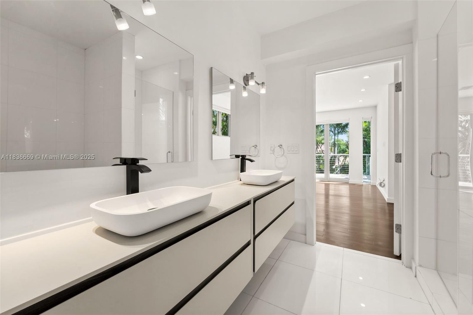 5625 N Bay Rd Miami Beach, FL 33140